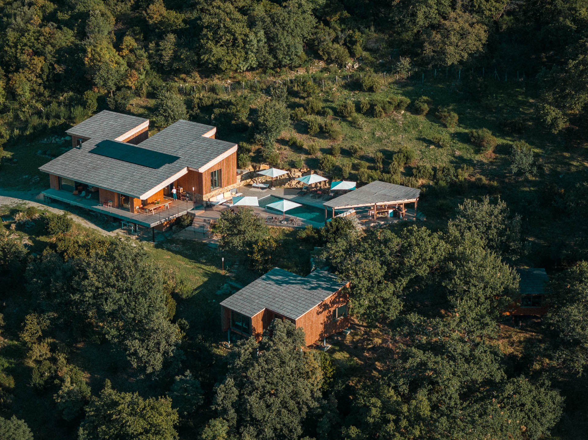 vue aérienne de la maison perchée entre mer et montagne, cadre naturel d’une retraite yoga d’exception en Haute-Corse pendant le pont de l’Ascension