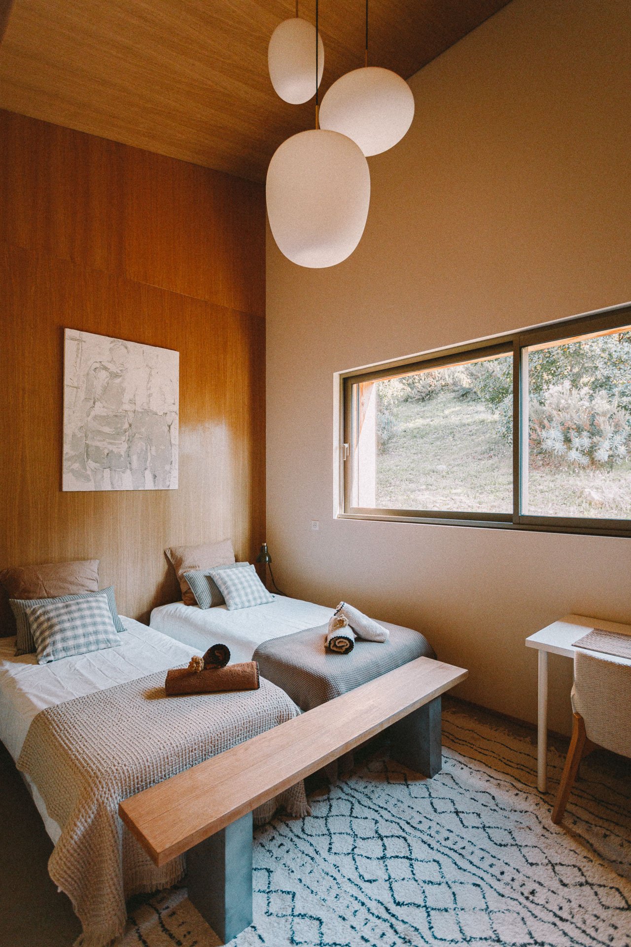 Chambre calme et lumineuse dans la maison d’accueil, parfaite pour récupérer après les pratiques respiratoires et immersions sous-marines guidées par Julie Gautier.