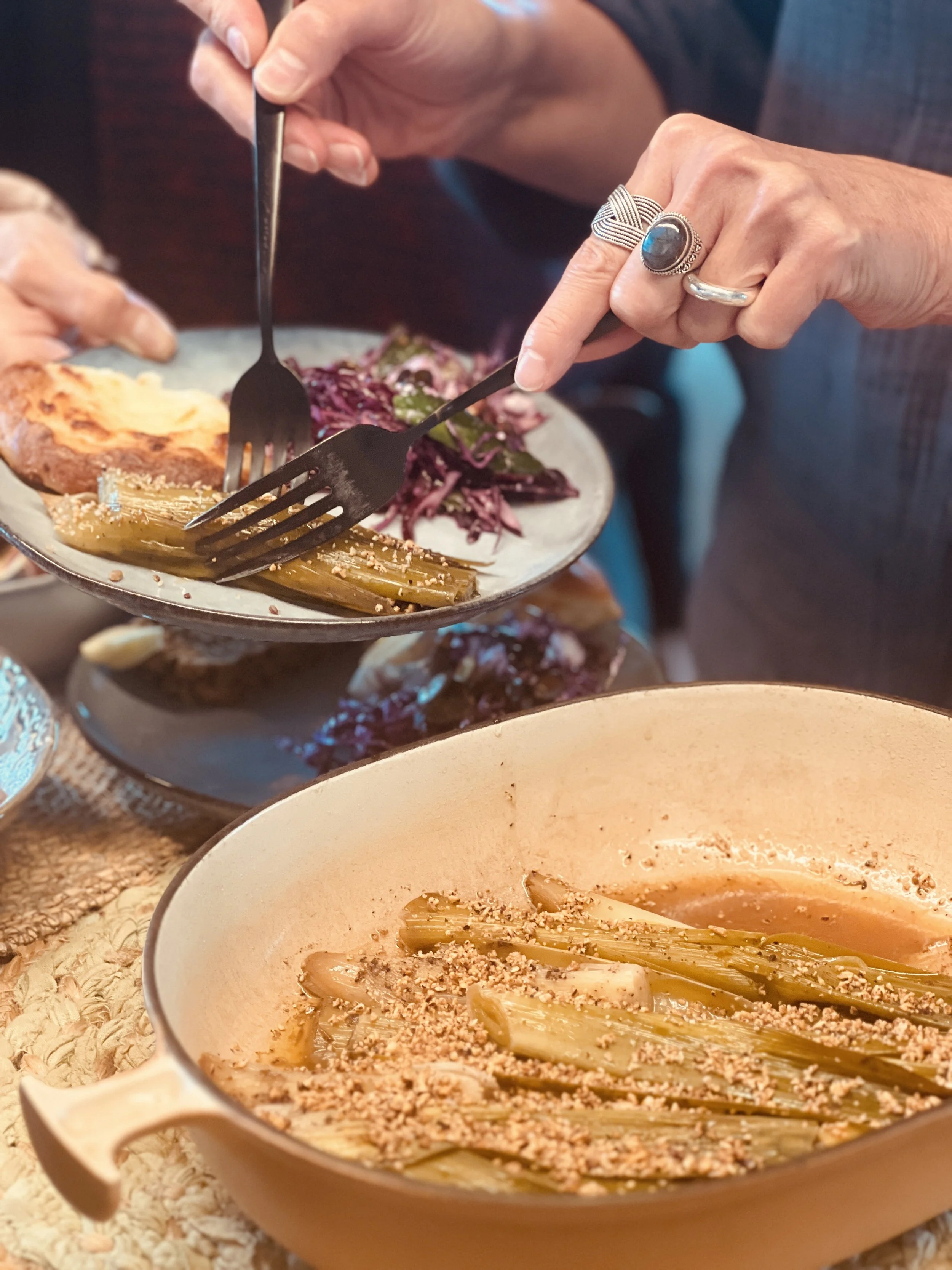 cuisine corse typique aux saveurs méditerranéennes, mêlant produits locaux et convivialité pendant la retraite yoga et gastronomie du Yogascope en Corse