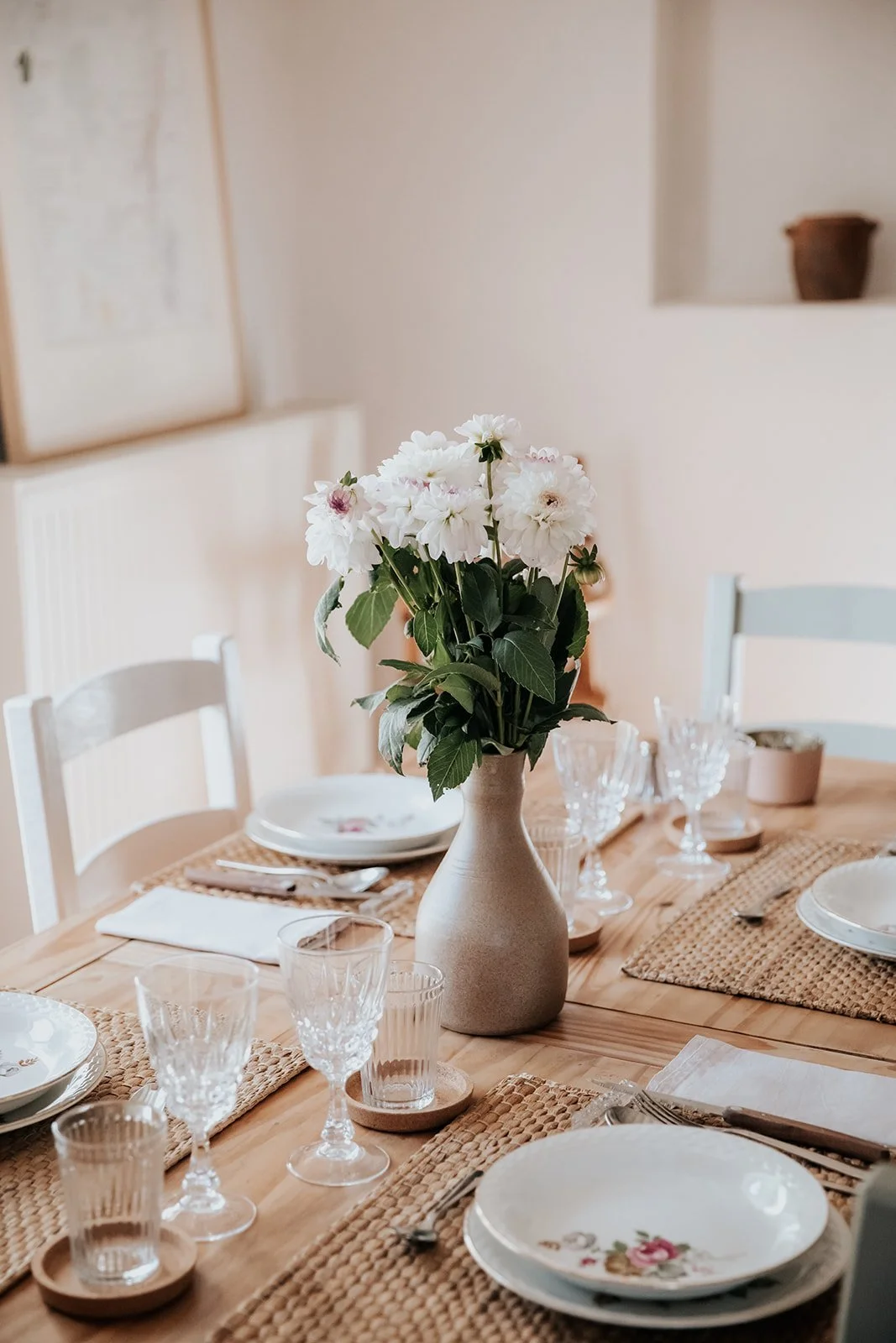 Table élégamment dressée, ambiance conviviale et raffinée. Un moment de partage autour de la cuisine végétale lors d’une retraite yoga haut de gamme.