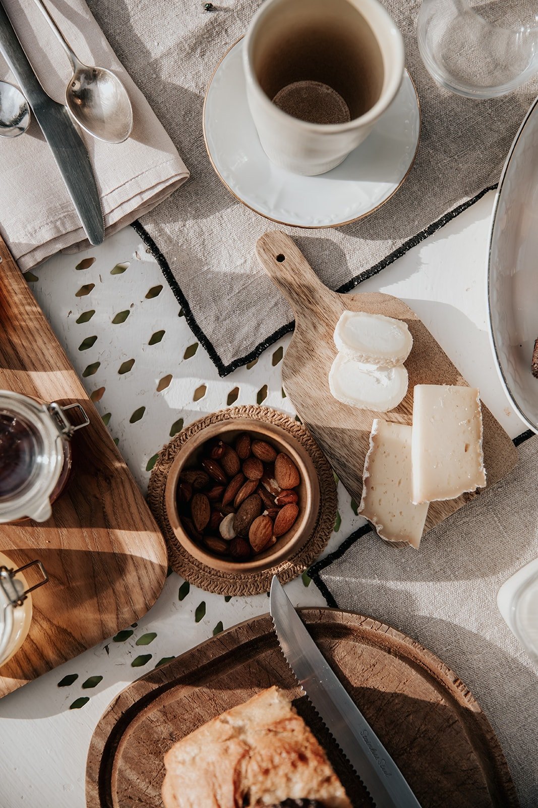 Table dressée élégamment lors de la retraite Yoga & Céramique en Bourgogne. Une expérience culinaire premium et végétale.