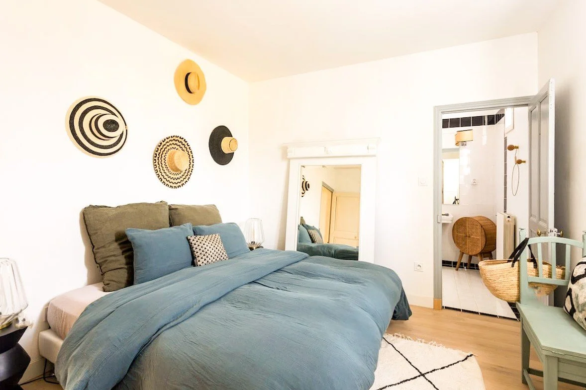 Chambre privative avec salle de bain partagée, idéale pour un séjour bien être féminin alliant intimité et convivialité. Un cocon élégant pour se détendre après les pratiques de yoga et méditation.