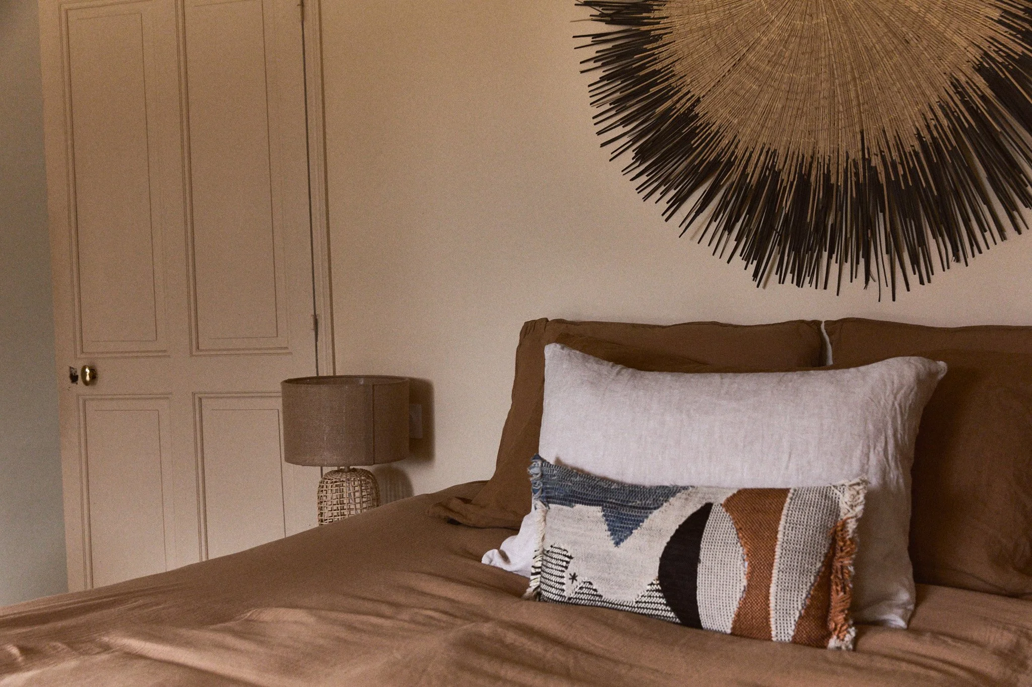 Chambre twin avec salle de bain privée, parfaite pour venir entre amies pendant la retraite yoga beauté intérieure. Un hébergement raffiné pour partager un séjour yoga haut de gamme en Provence.