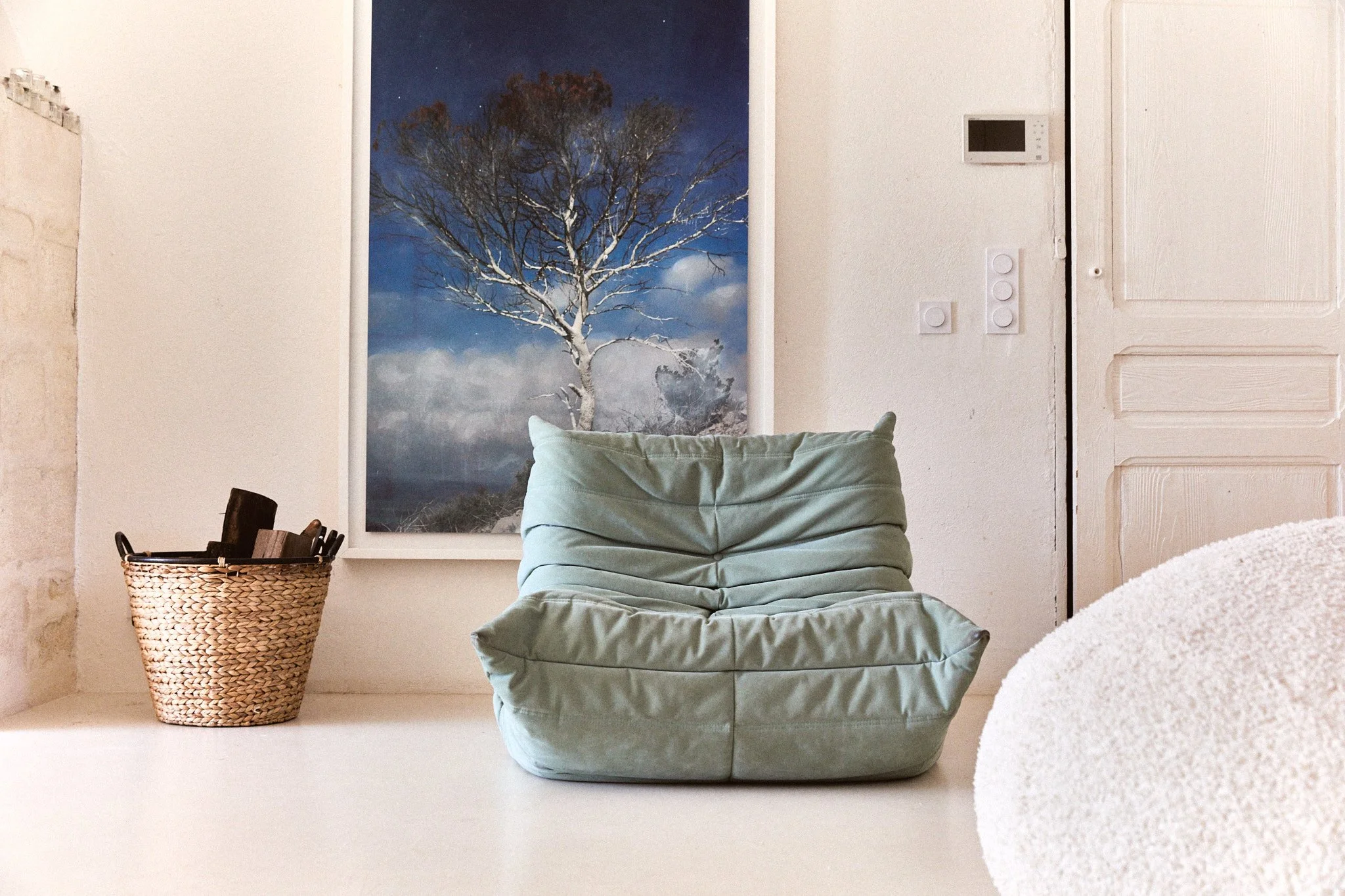 Salon au style design et chaleureux, propice au repos et à la lecture pendant la retraite yoga femmes du Yogascope. Un espace cocooning pour ralentir et se reconnecter à soi.