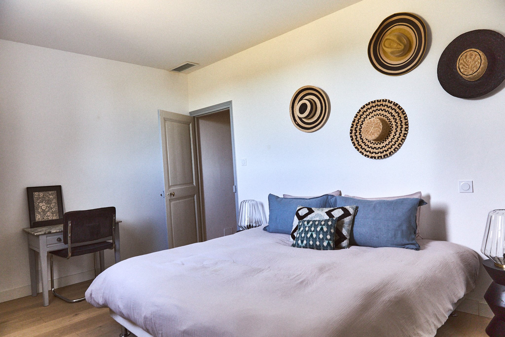 Chambre privative lit double avec salle de bain privée, pensée pour le confort et la sérénité pendant la retraite yoga femmes en Provence. Un espace intime pour se ressourcer en toute quiétude.