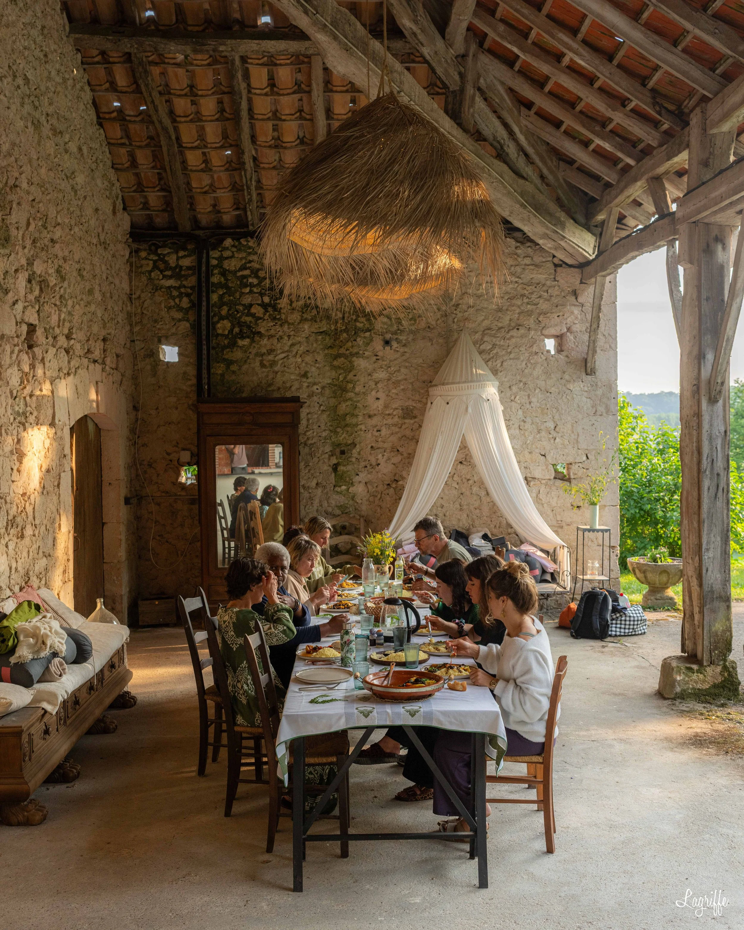 Ambiance rustique et chaleureuse d’une retraite yoga France, parfait pour un séjour bien-être et déconnexion.