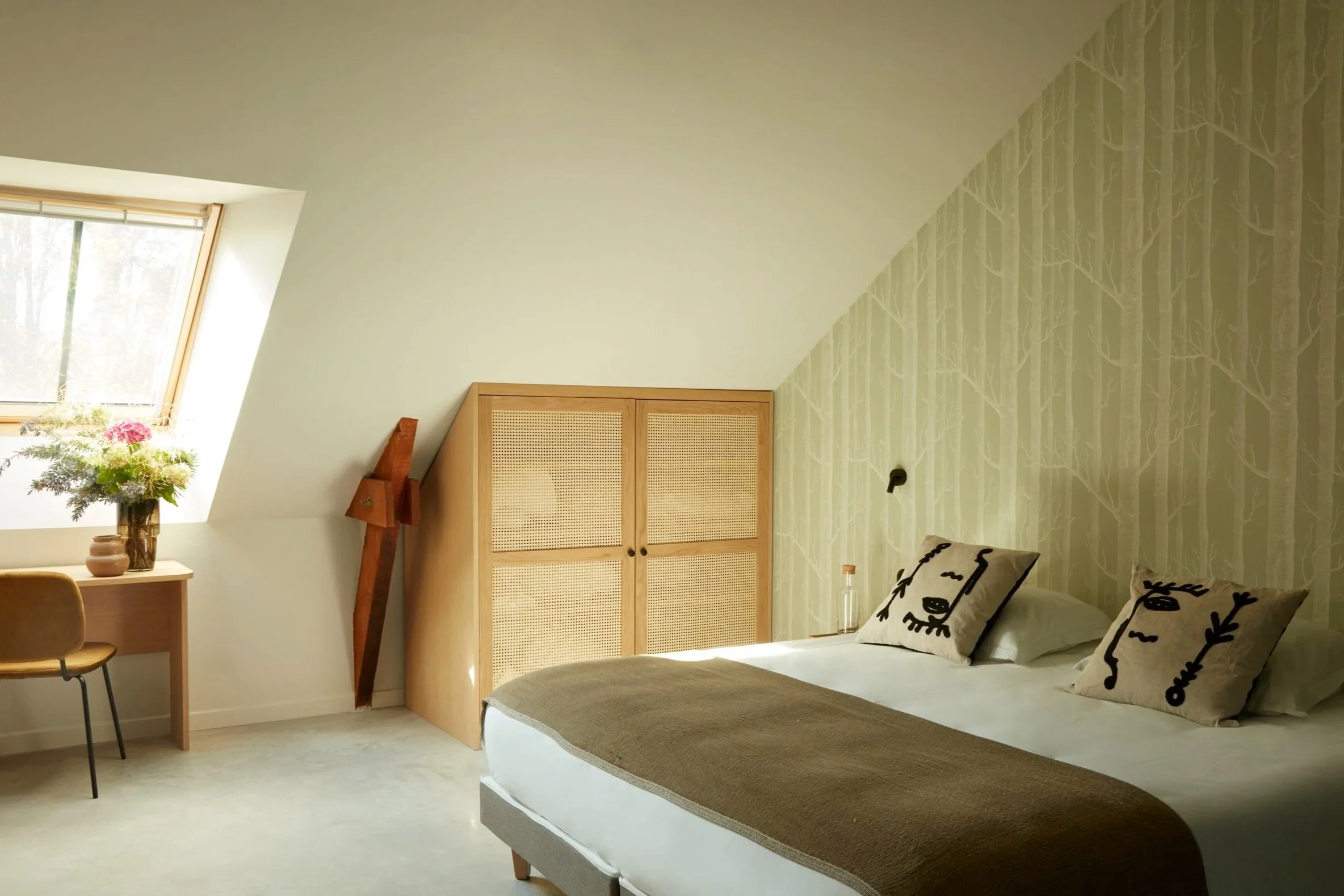 chambre double élégante et apaisante, idéale pour un séjour pilates et bien-être dans le Morbihan, entre confort et sérénité