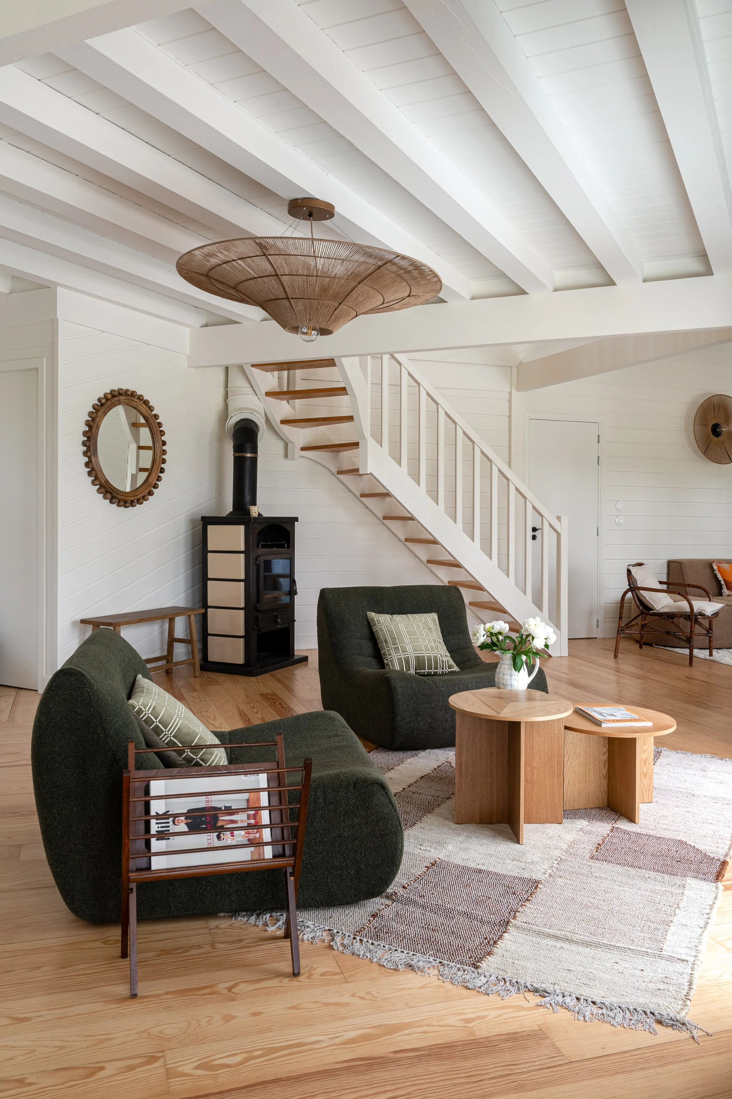 Un espace de vie chaleureux et épuré, idéal pour les moments de calme et de partage durant la retraite yoga dans le Sud-Ouest.