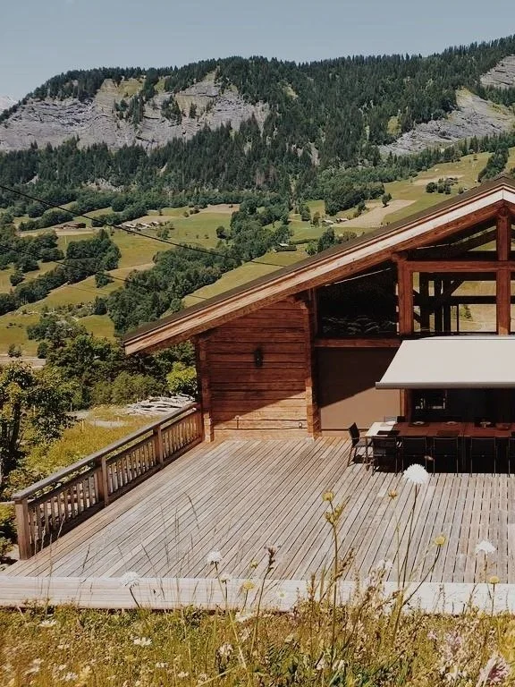 Chalet niché dans les Alpes entouré de sentiers de randonnée bien etre.