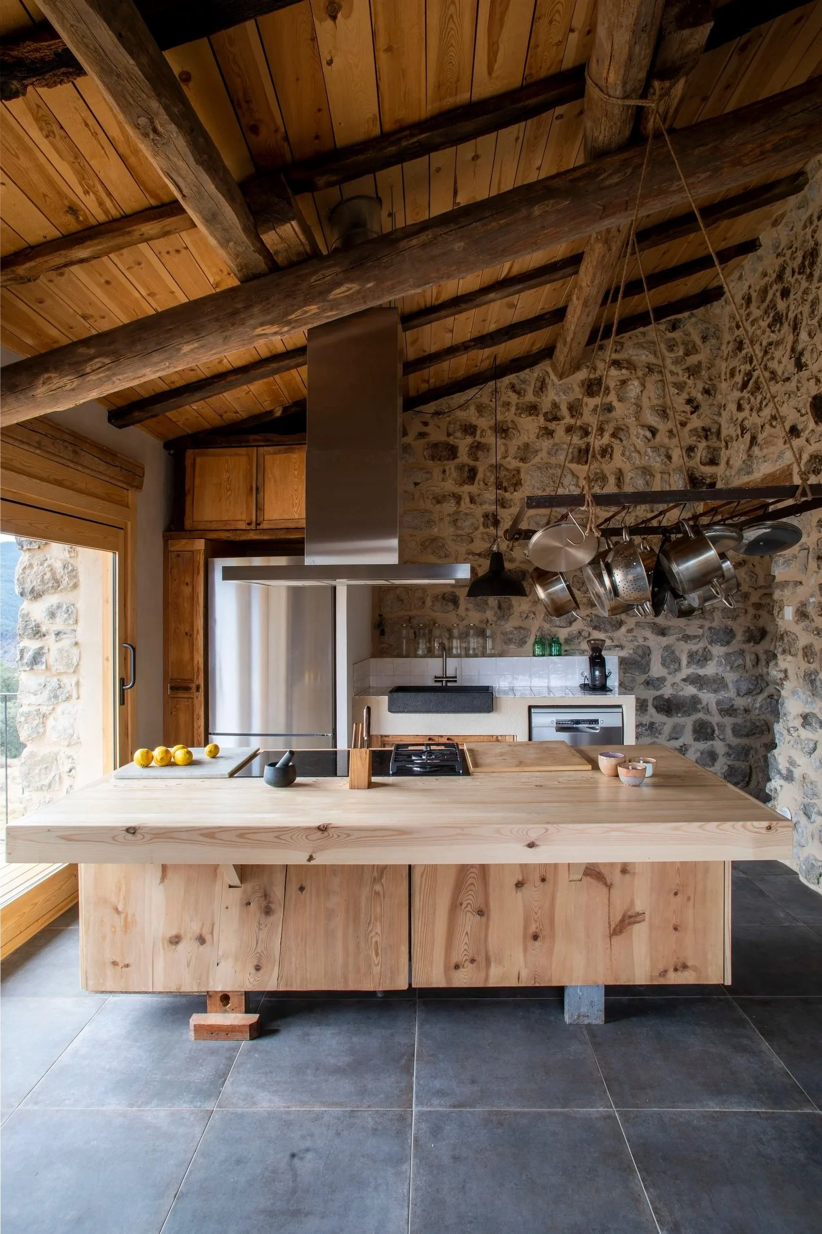 Cuisine d'un refuge haut de gamme en montagne, avec repas végétarien à base de produits du jardin en permaculture - retraite yoga Espagne