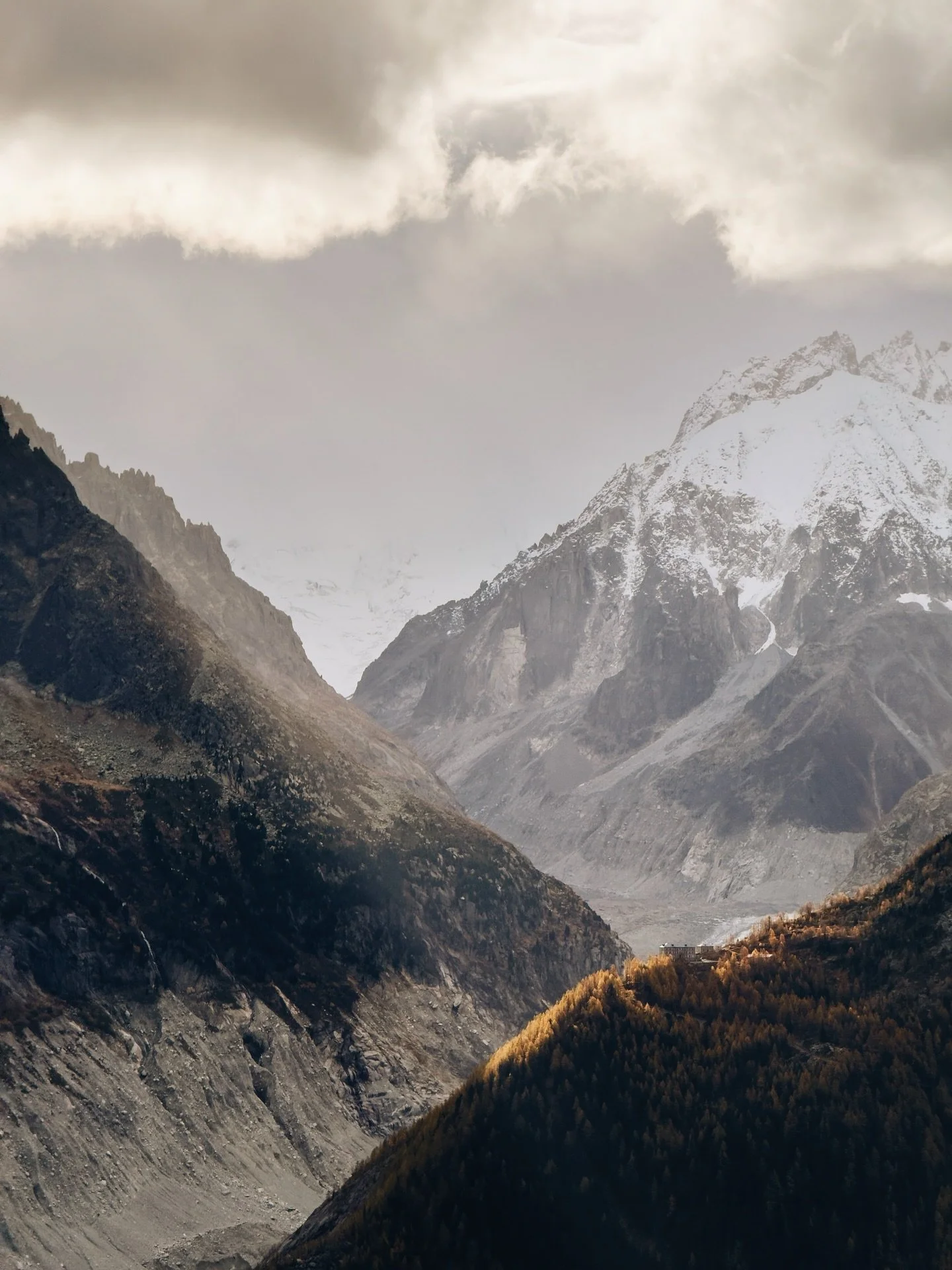 Beauté brute des Alpes : une nature grandiose et enveloppante pour accompagner une retraite de yoga en altitude.