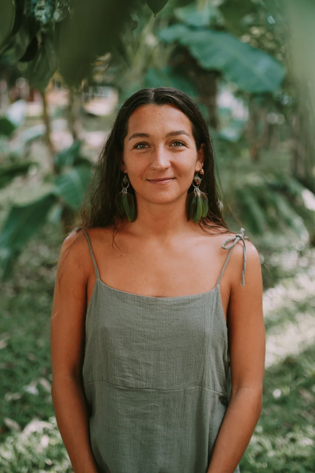 Margot Boyer en pleine transmission pendant un cours de retraite yoga femmes. Sa pédagogie bienveillante mêle yoga doux, respiration consciente et énergie féminine pour un séjour bien être unique.