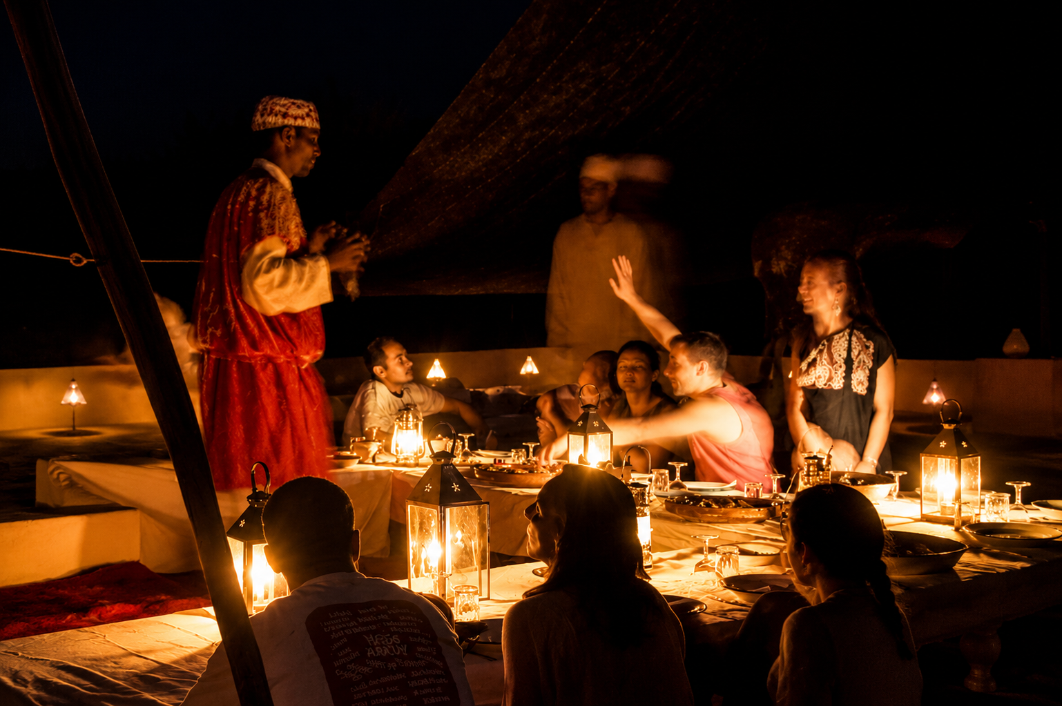 Dîner traditionnel marocain aux bougies dans le désert d'Agafay — retraite yoga nuit étoilée Marrakech 2026