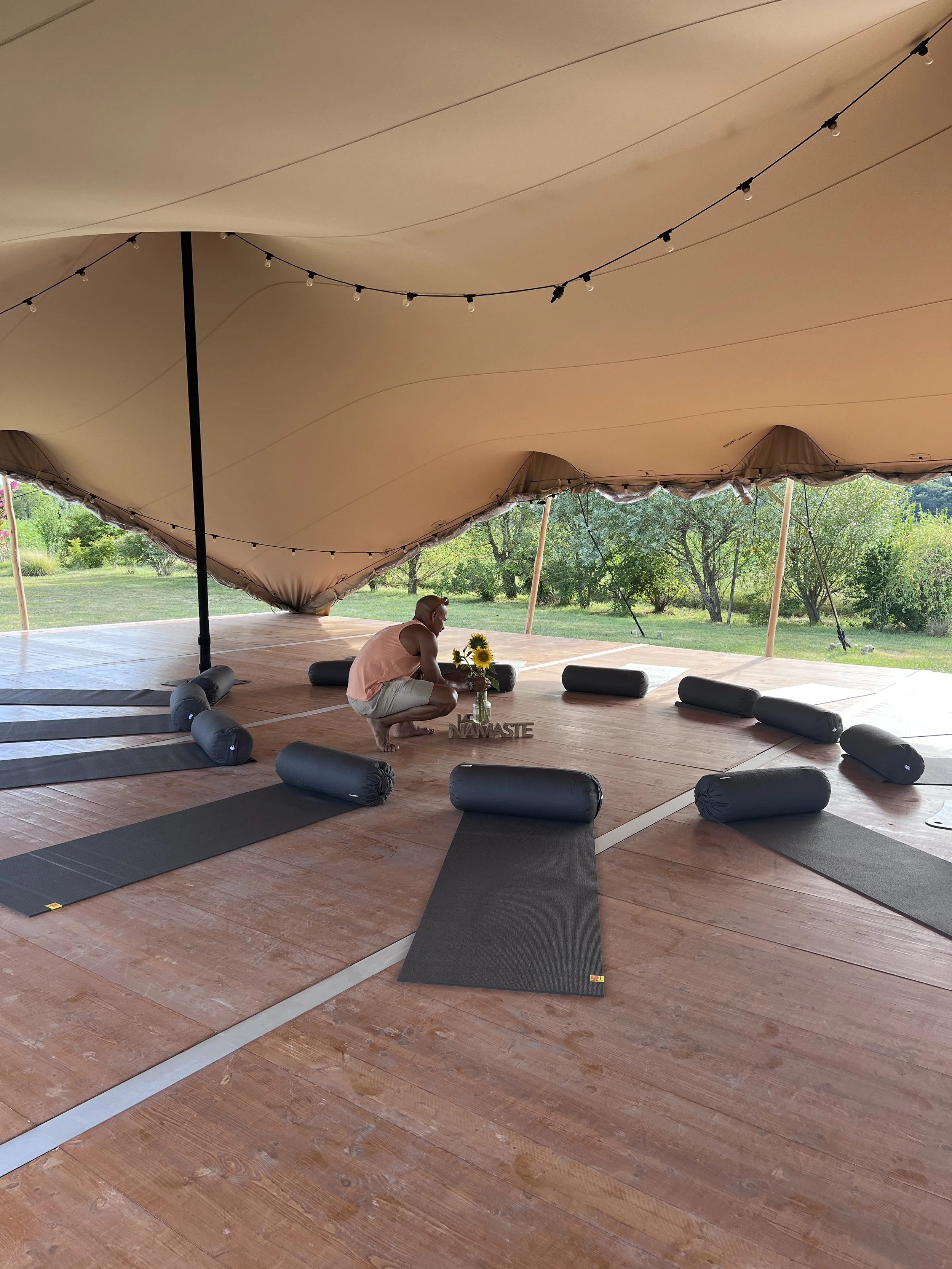 pratique de yoga en plein air sous une tente berbère, moment d’ancrage et de respiration pendant la retraite yoga et nutrition en Drôme Provençale