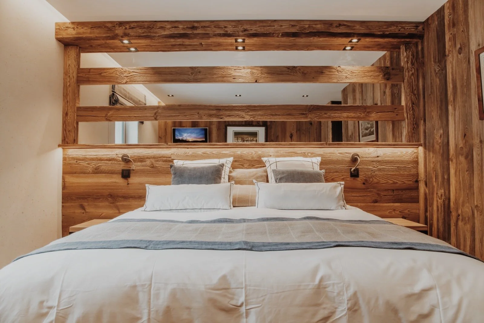 Chambre confortable dans un chalet alpin après une journée de yoga et randonnée montagne