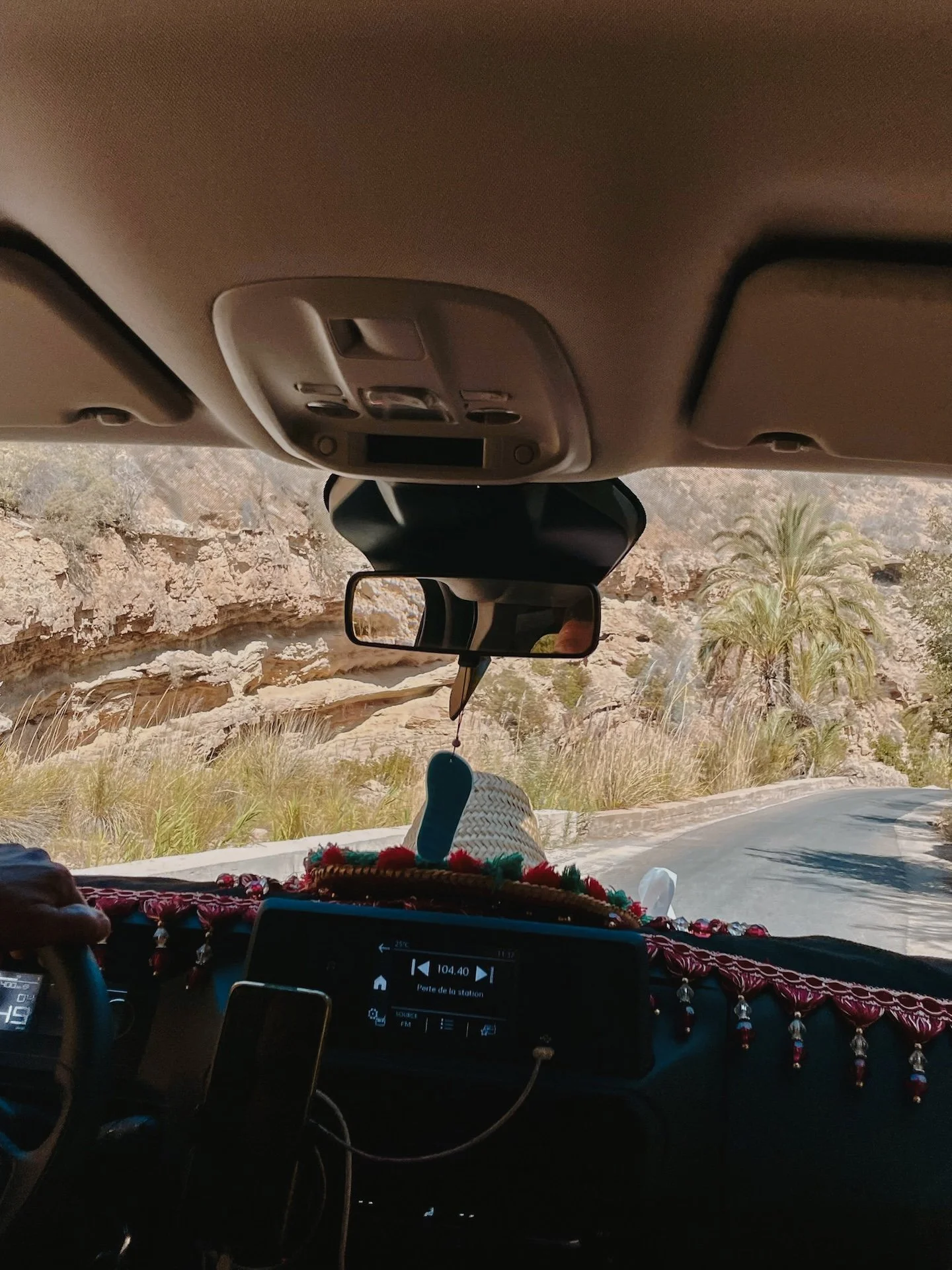 Vue depuis une voiture sur une route désertique marocaine — excursion retraite yoga arrière-pays Marrakech novembre 2026