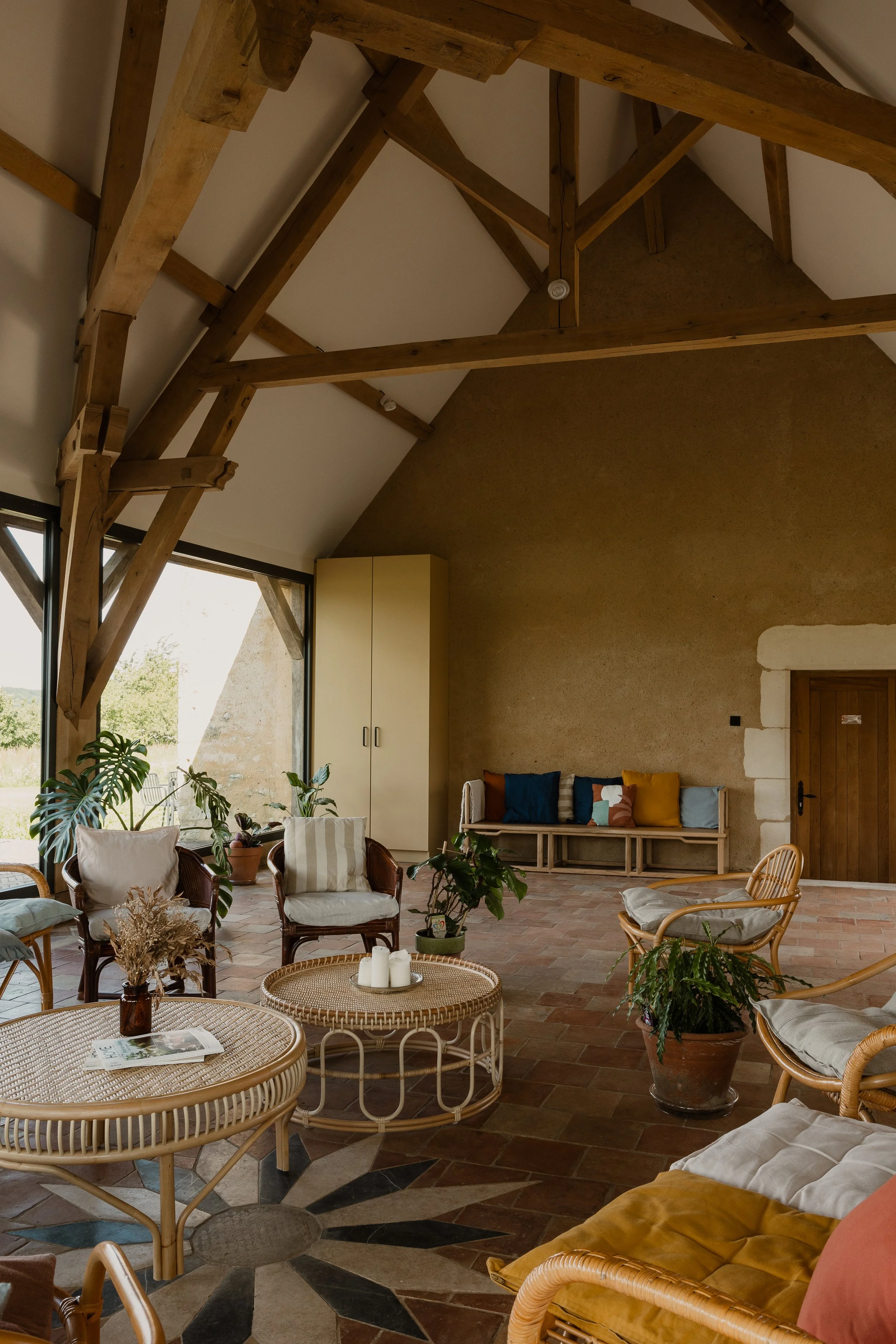 Salon raffiné et convivial dans un domaine haut de gamme du Perche. Un lieu cocooning pour échanger, se reposer et savourer la retraite yoga premium.