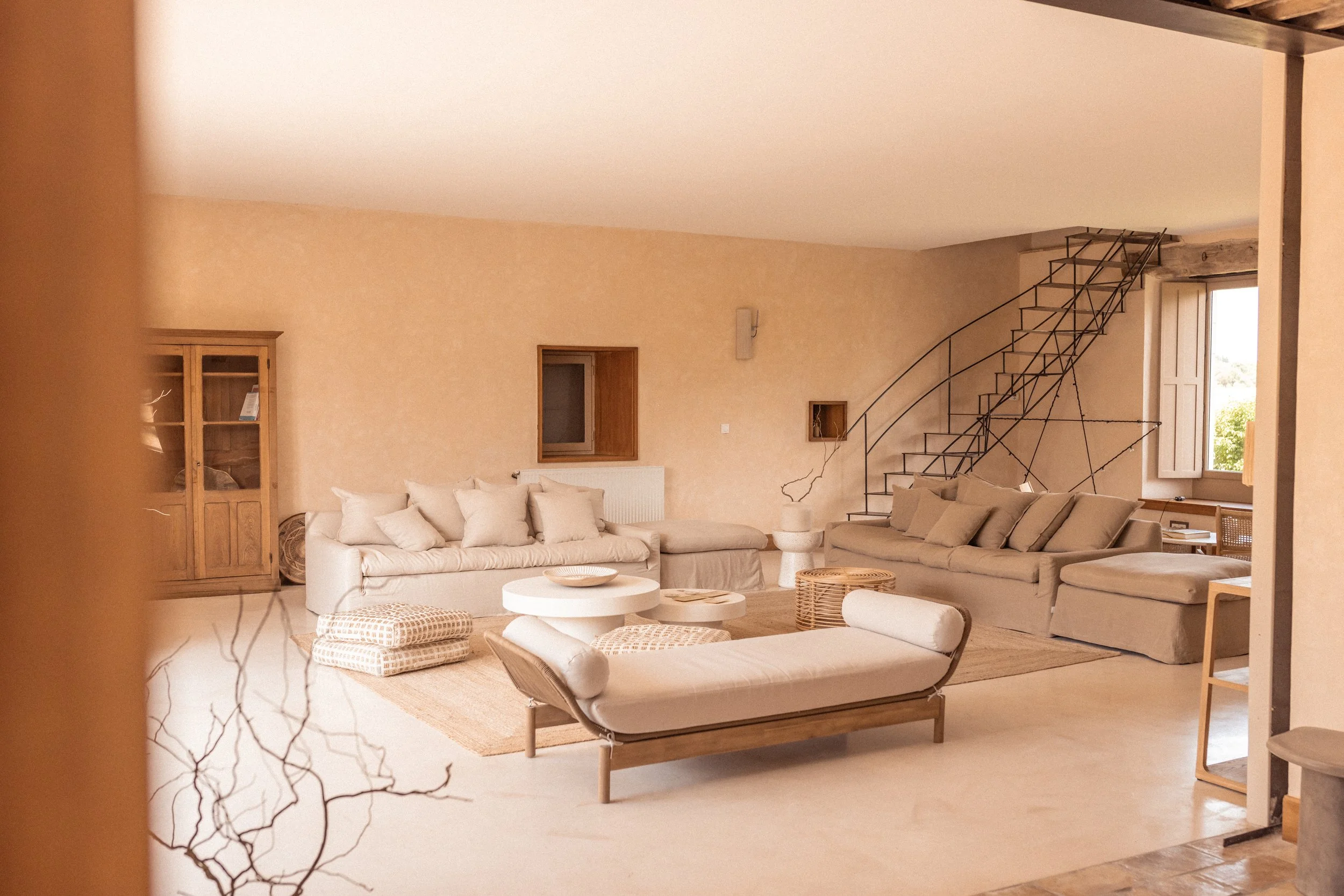 salon convivial et lumineux, espace d’échanges et de détente pendant la retraite yoga et équilibre alimentaire en Drôme Provençale