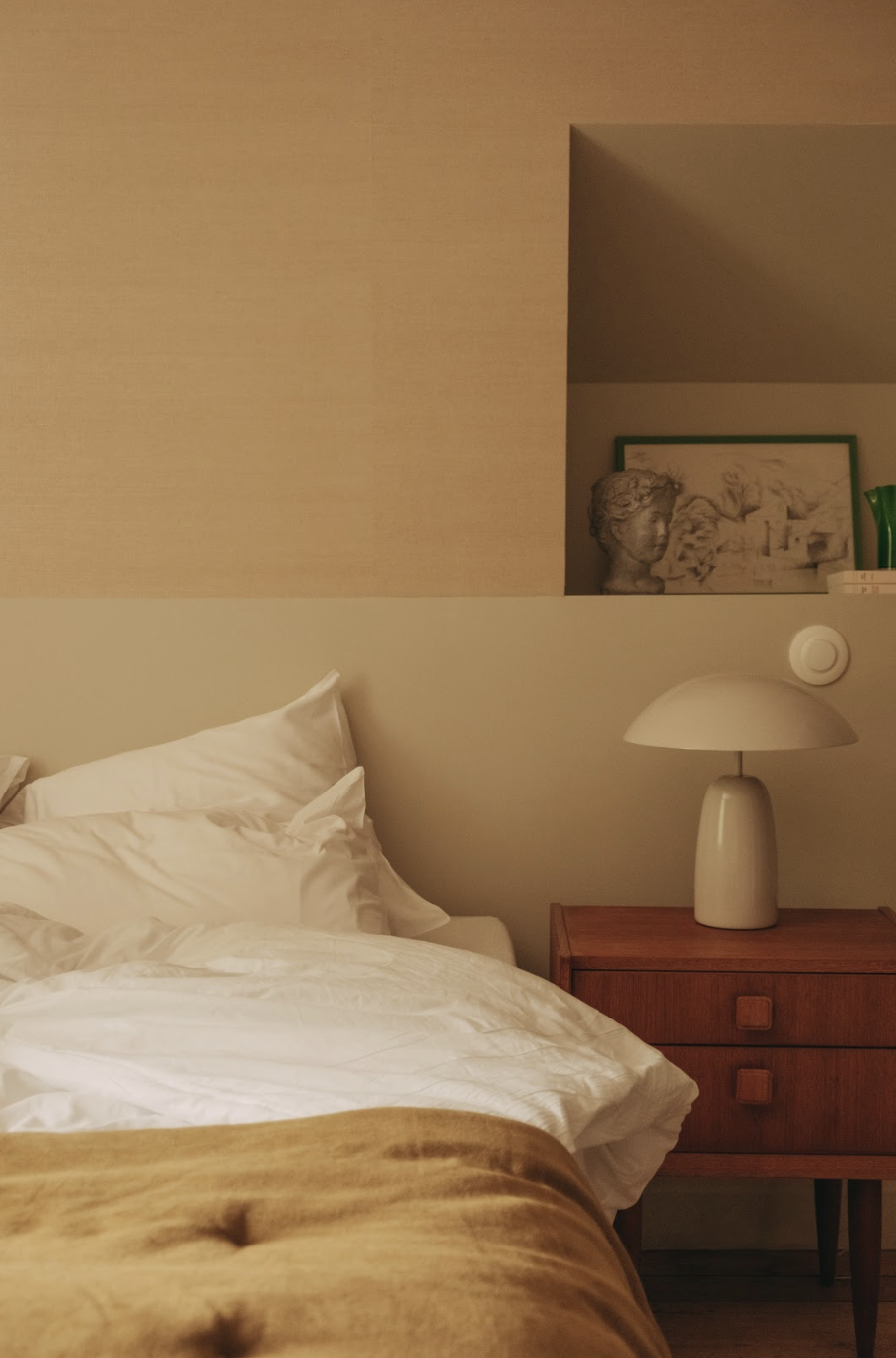 suite twin raffinée pour deux personnes, offrant confort et sérénité pendant une retraite de yoga et introspection à proximité de Paris