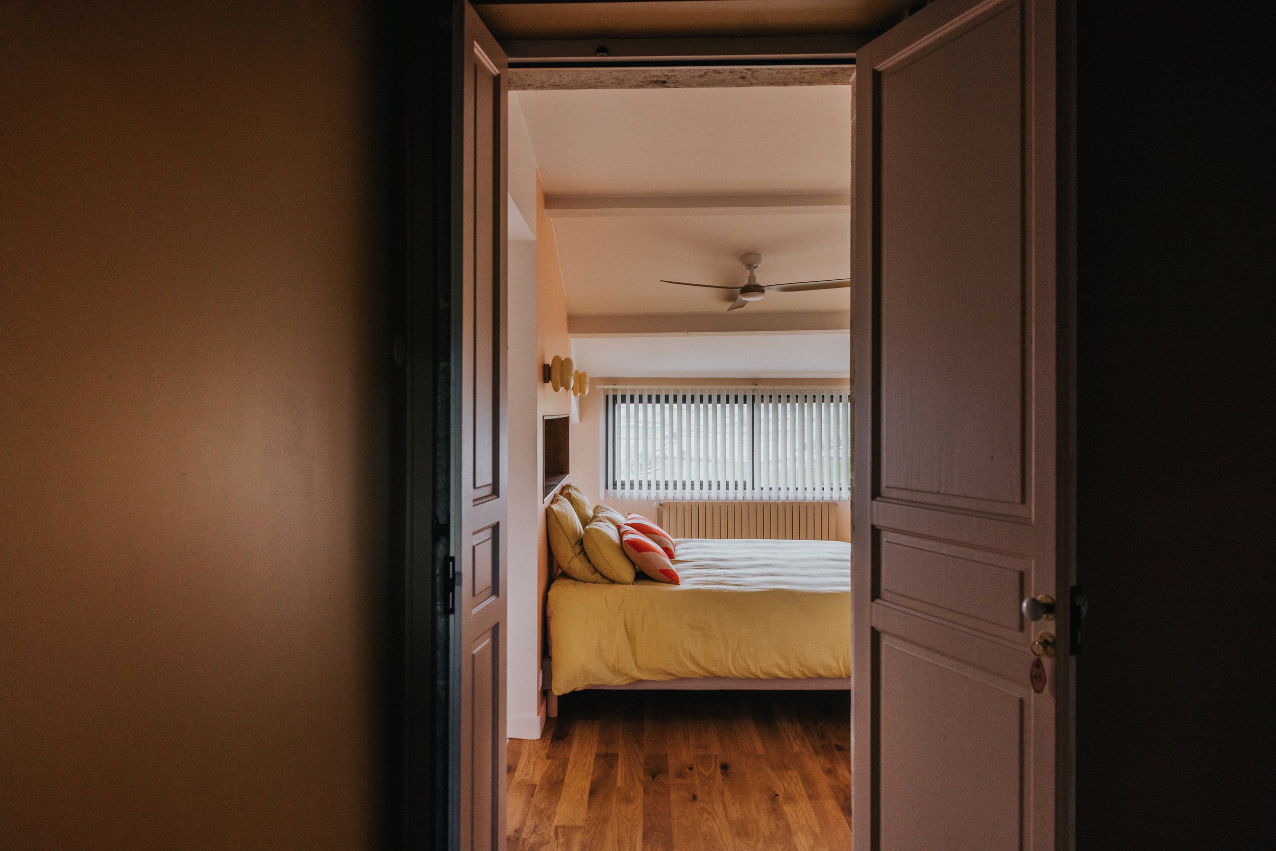 Chambre lumineuse avec parquet et décoration soignée, parfaite pour une retraite yoga en Bourgogne et des vacances bien-être été 2026.