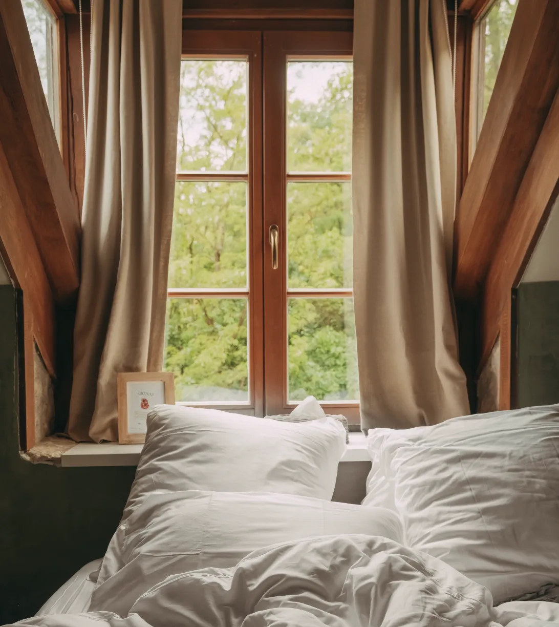 Chambre lumineuse et épurée lors d’un week end yoga france premium. Profitez d’un séjour yoga bien être entre nature, sérénité et confort raffiné — une retraite yoga luxe pour se détendre, méditer et se ressourcer le temps de deux nuits.