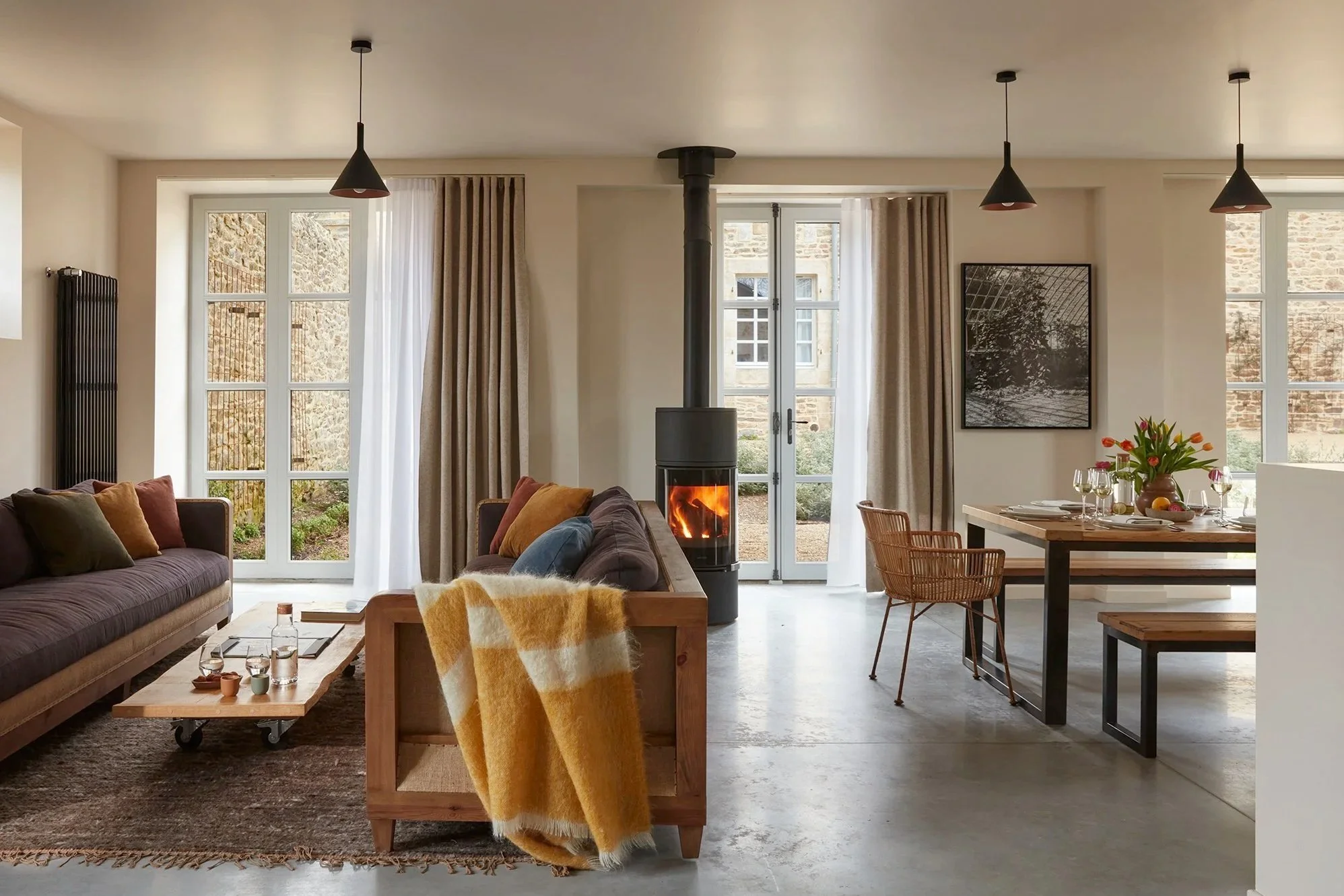 salon chaleureux avec feu de cheminée, espace convivial pour se détendre après les séances de pilates pendant la retraite bien-être du Yogascope