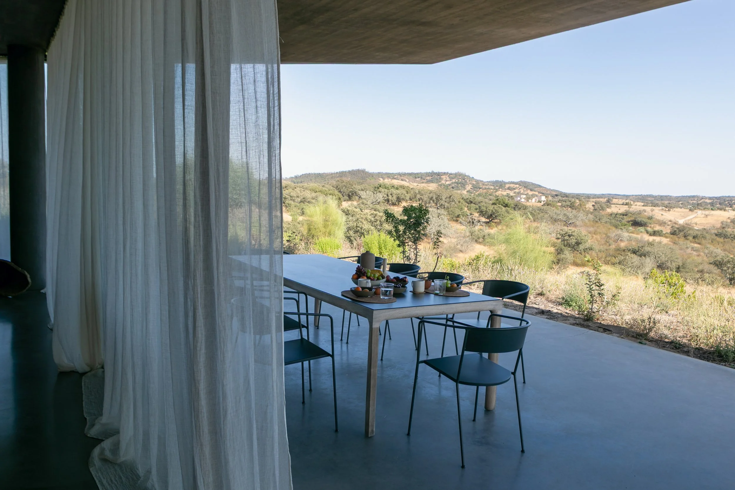 Repas en extérieur sur la terrasse de la villa, retraite yoga et cuisine Alentejo