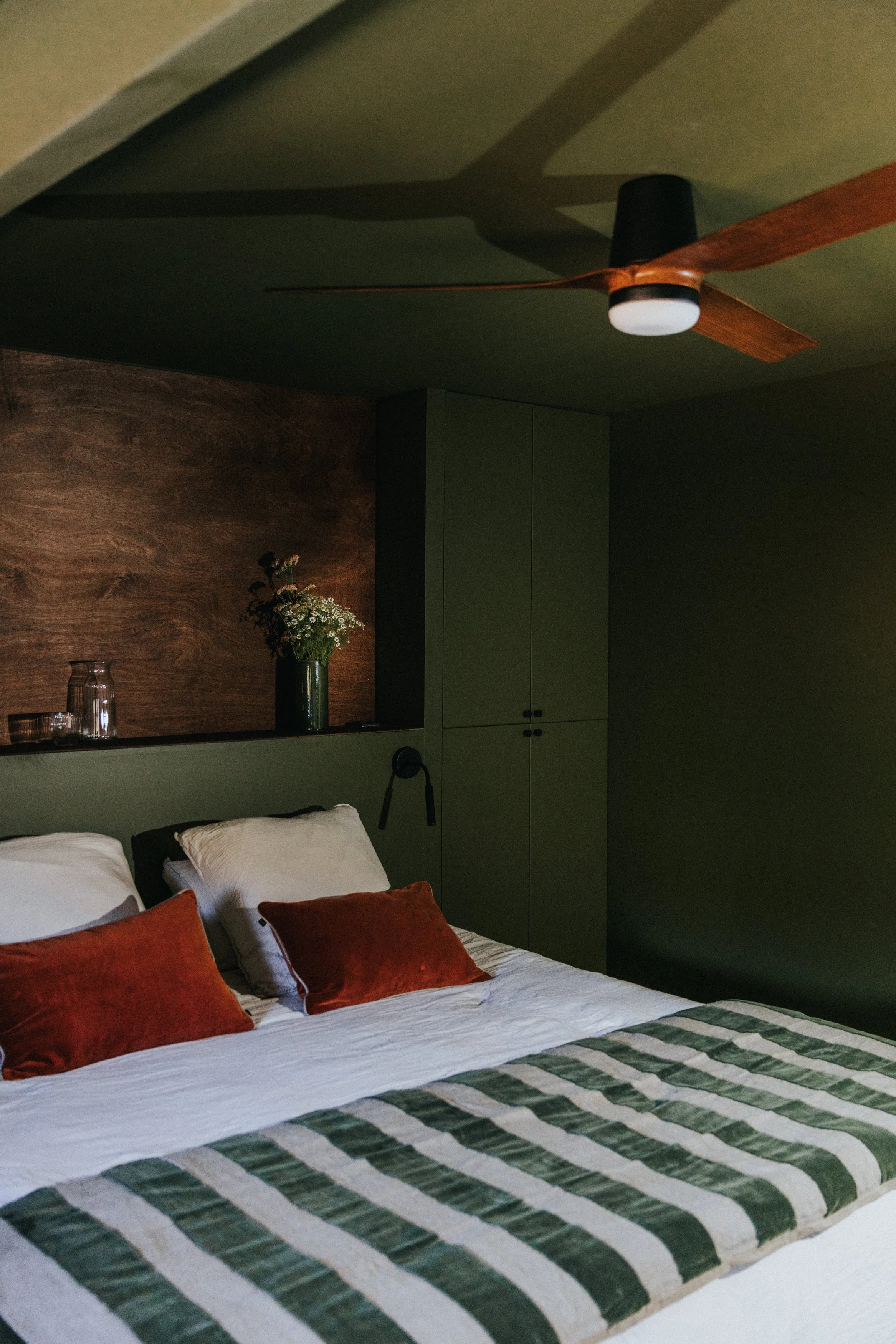 Chambre privée élégante et chaleureuse dans une maison de caractère en Bourgogne, idéale pour un séjour yoga et céramique été 2026 en France.