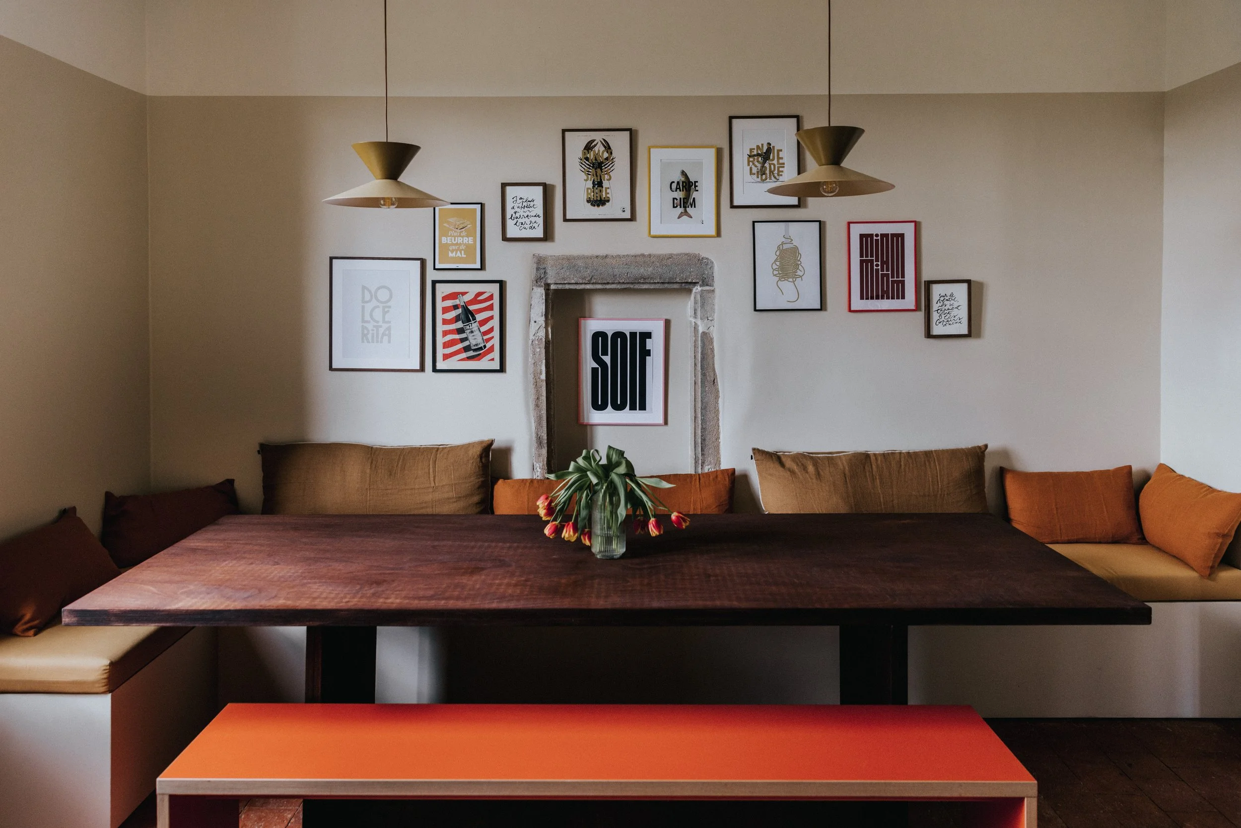 Espace commun intimiste – Retraite yoga en France août 2026