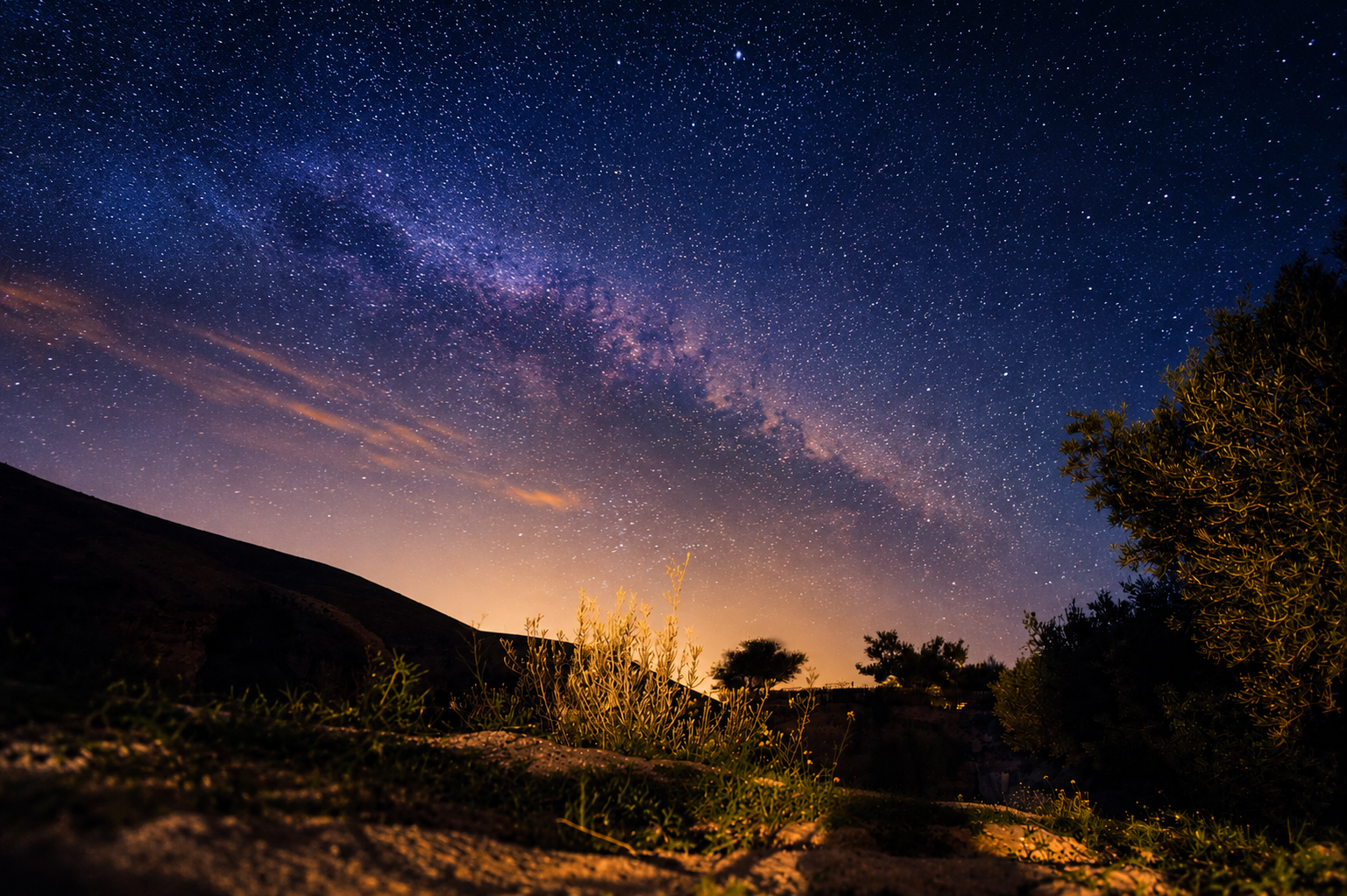 Ciel étoilé et voie lactée au-dessus du désert d'Agafay — nuit magique retraite yoga Marrakech novembre 2026
