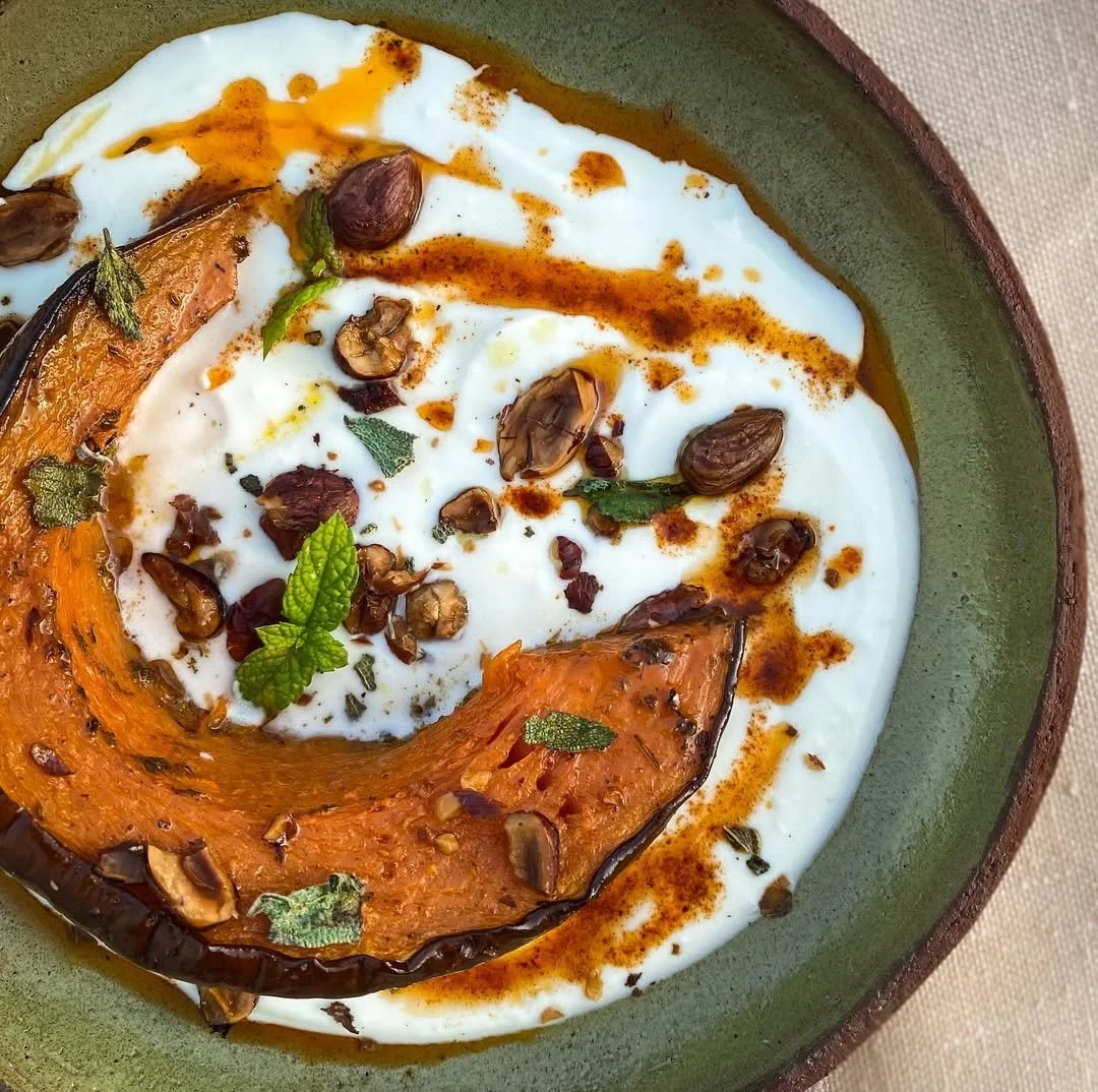 Table élégante dressée pour un repas cuisine saine et gourmande pendant une retraite bien être féminin en Provence. Une approche beauty food et détox naturelle signée Yogascope.