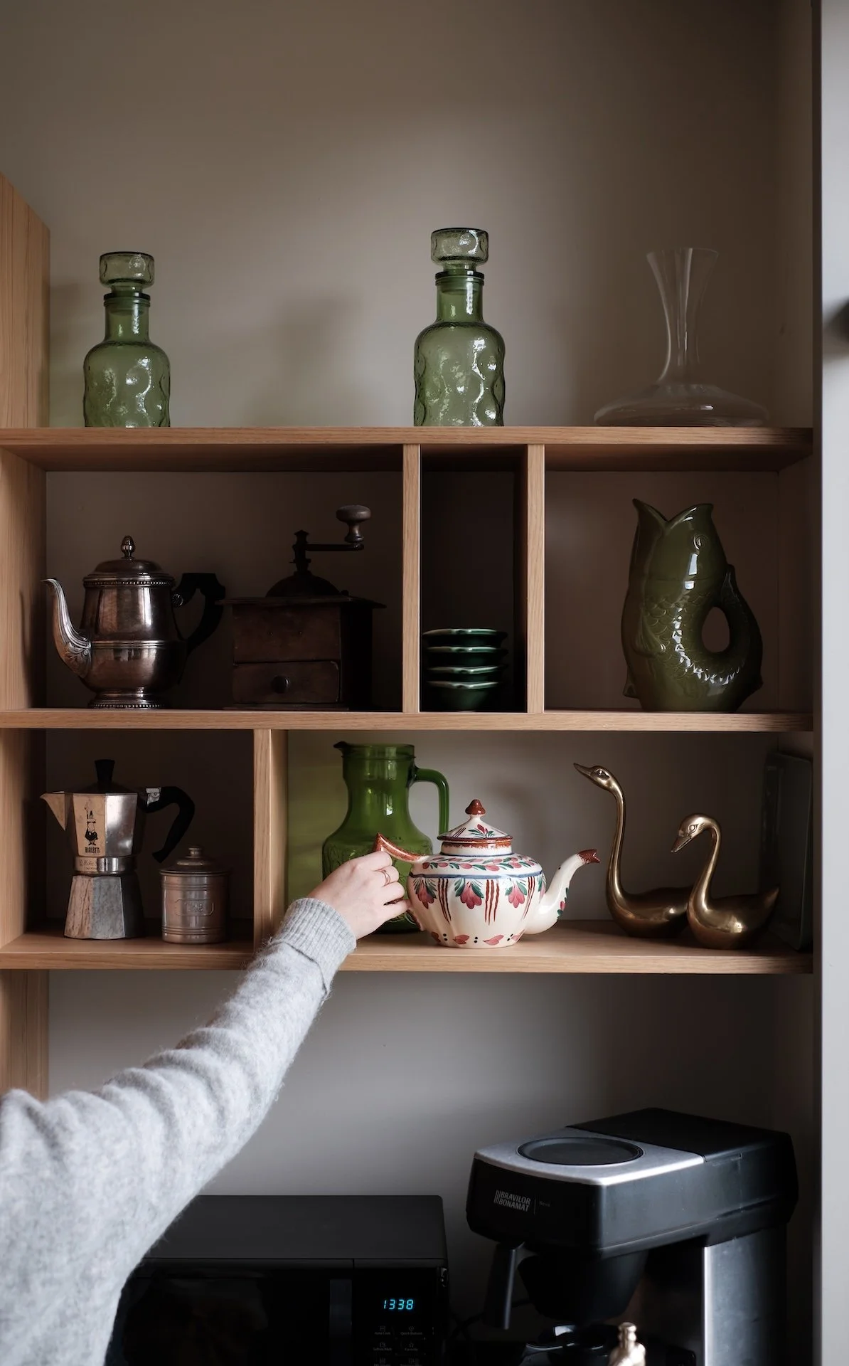 Étagère d'objets chinés, théière ancienne et Bialetti — les petits détails qui font l'âme d'un domaine de campagne hors du commun