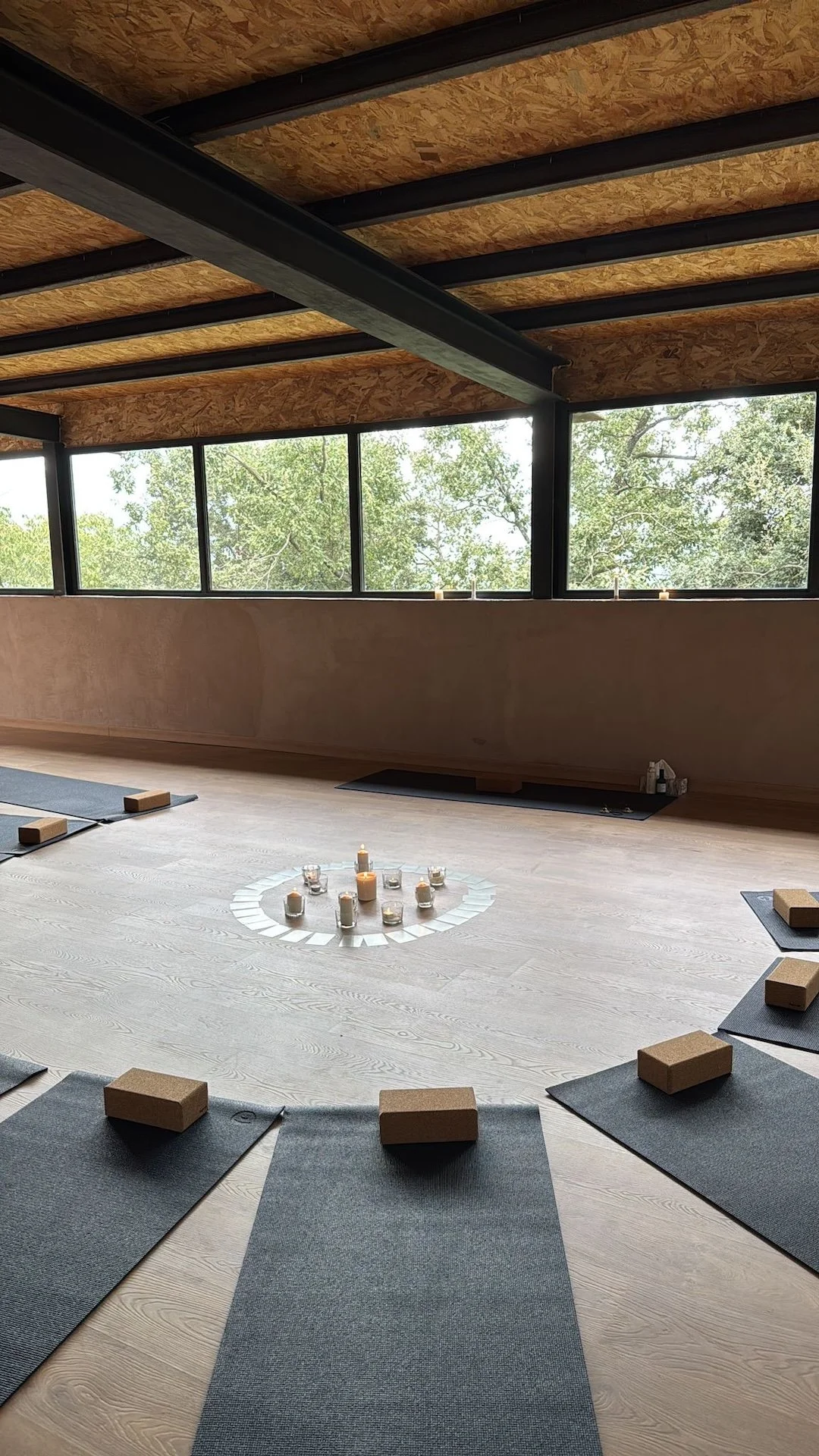 Espace de pratique yoga en intérieur au refuge — stage yoga randonnée Pyrénées espagnoles