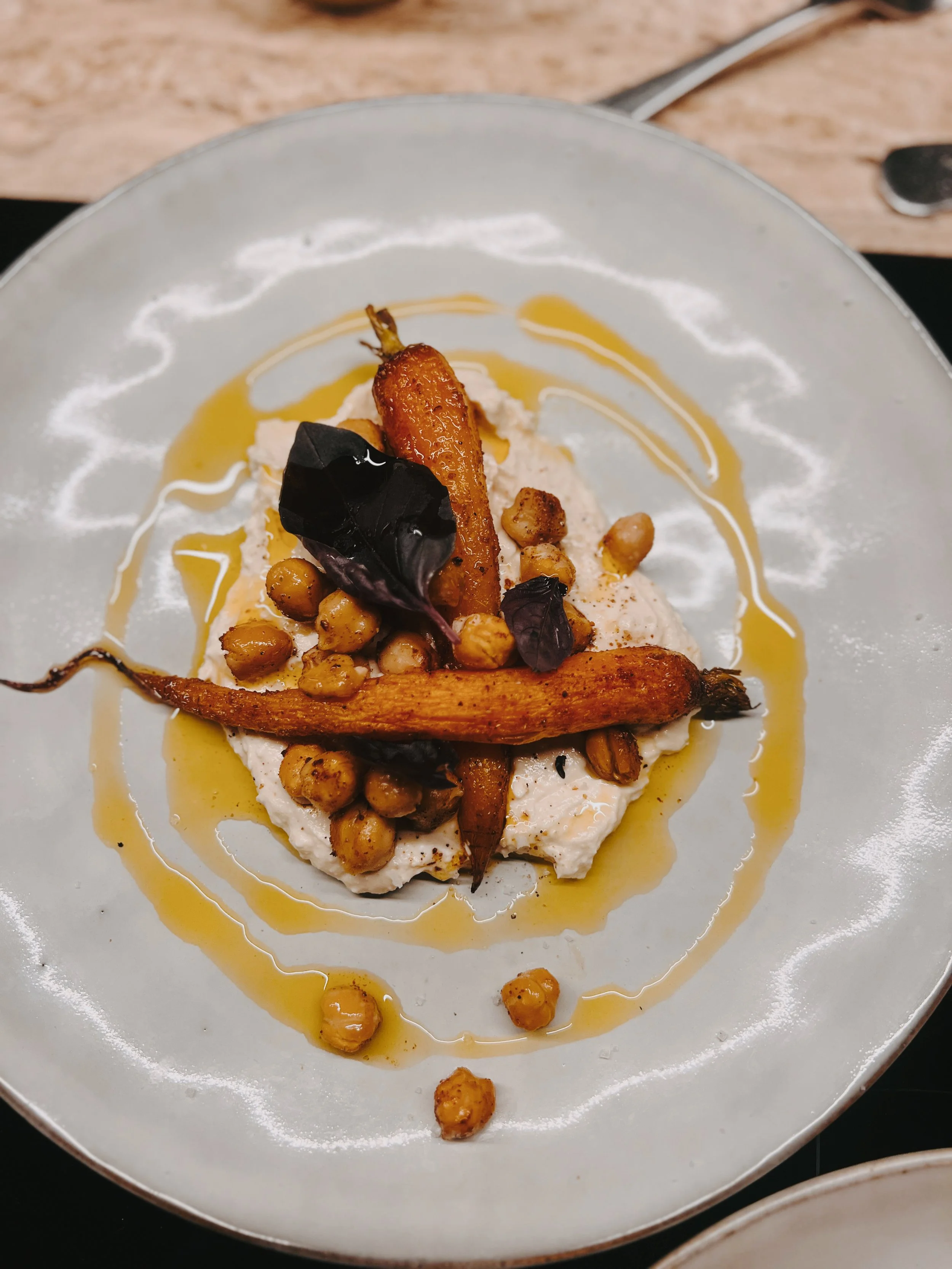 Assiette végétarienne avec carottes rôties, pois chiches dorés et houmous — cuisine locale de saison retraite yoga bien-être Haute-Corse automne 2026