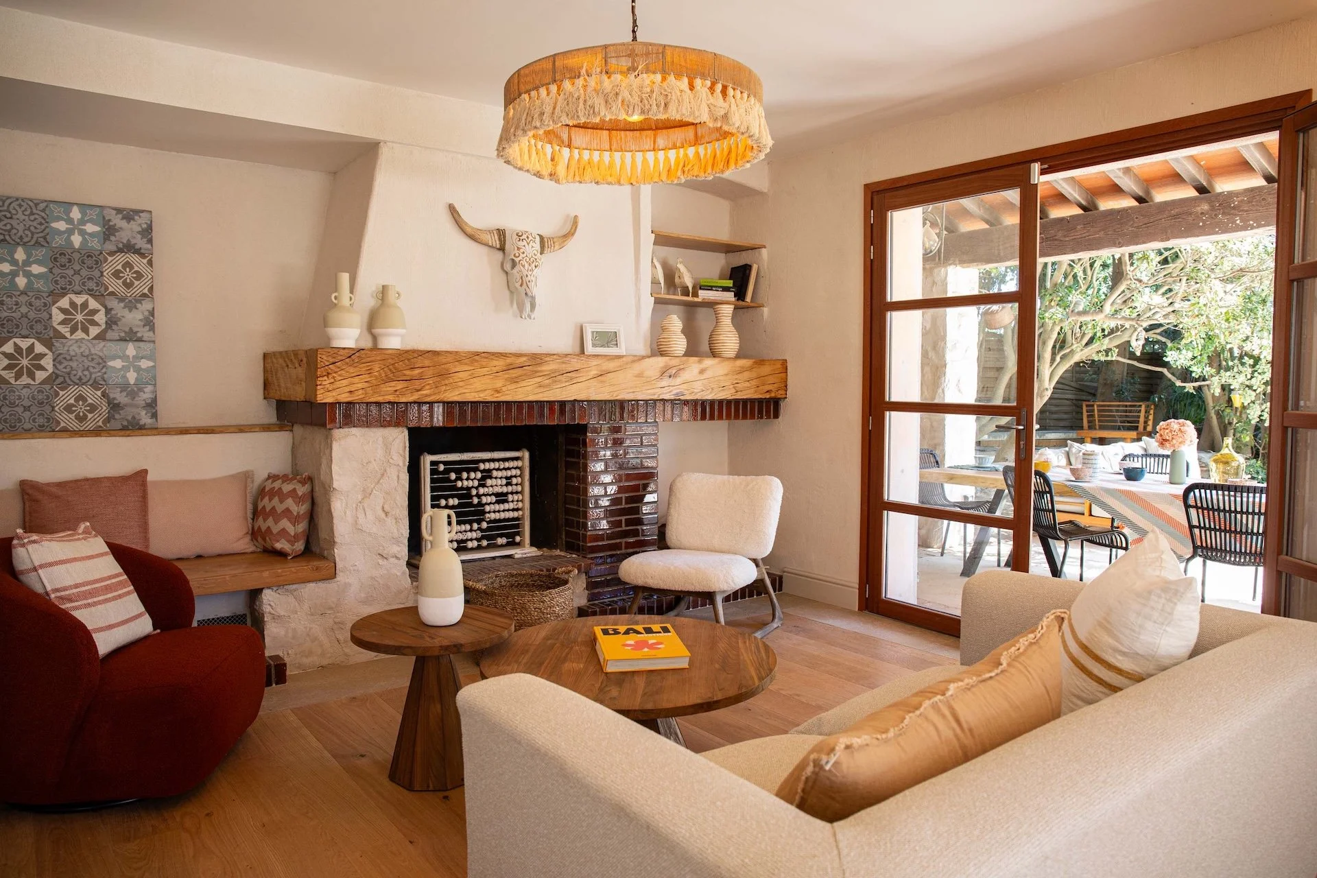 Salon chaleureux et lumineux dans une maison du sud de la France, cadre idéal pour un stage pilates france, séjour fitness ou vacances pilates au soleil en juillet