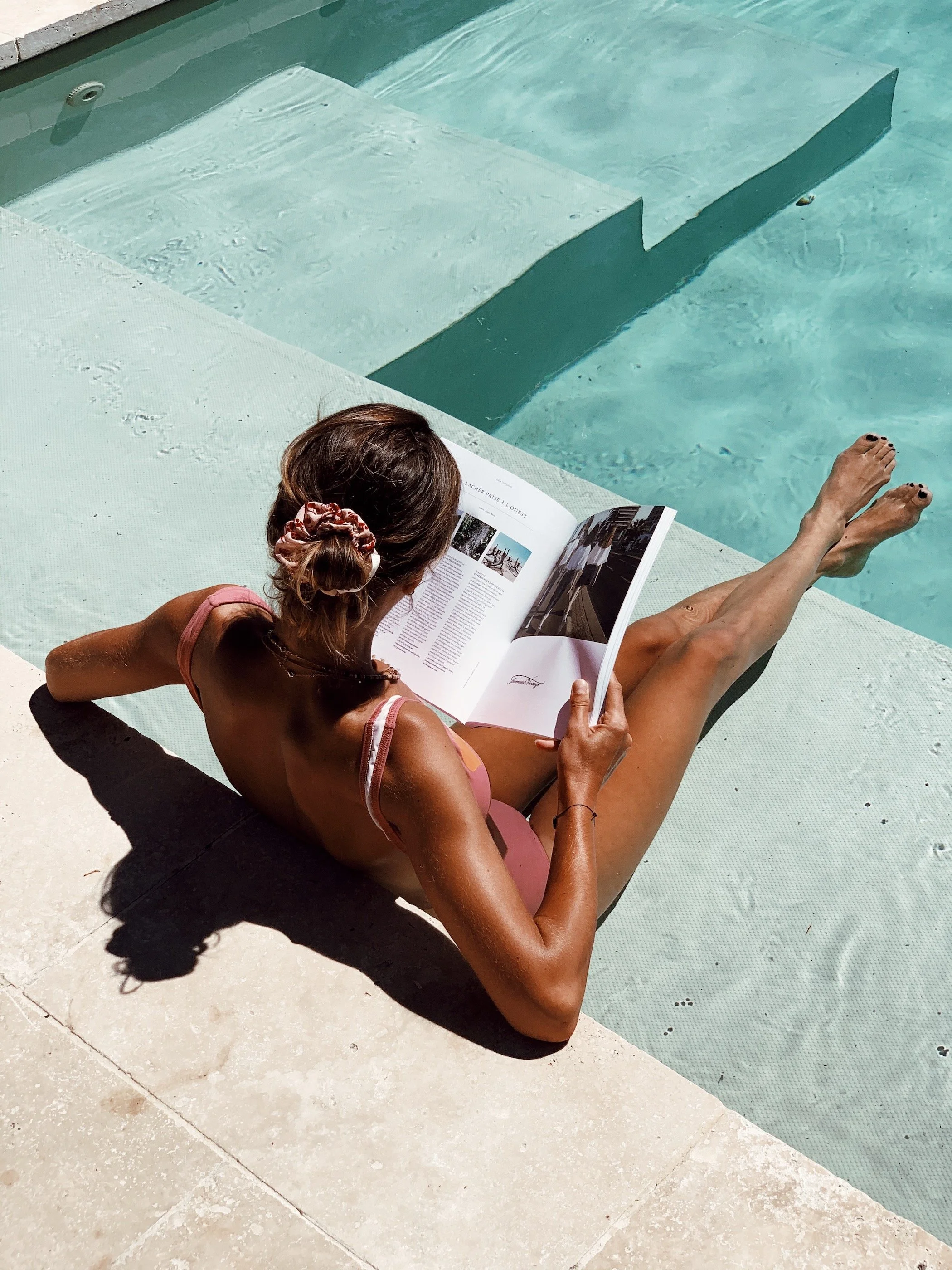 Moment de détente au bord de la piscine lors de vacances bien-être dans le sud de la France