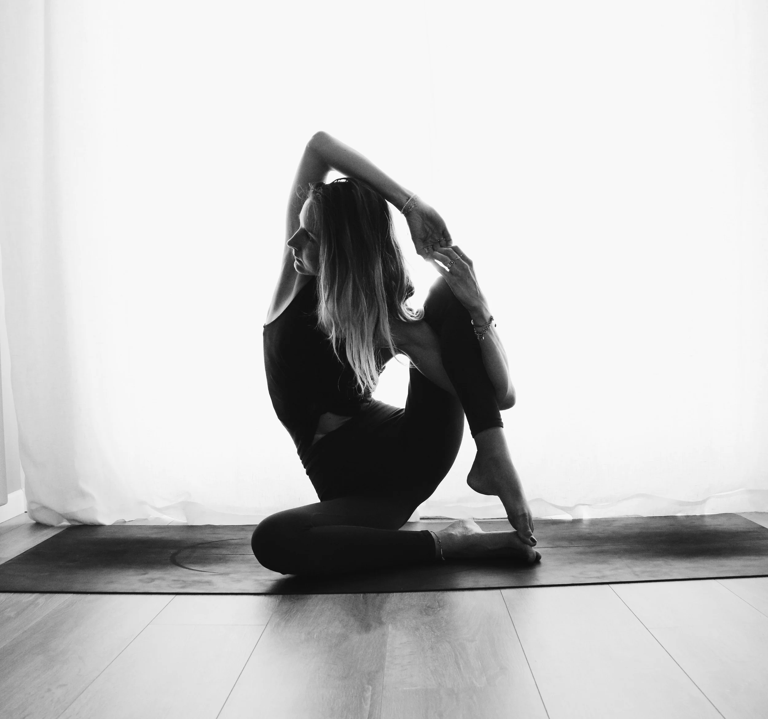 Laure-Anne, professeure de yoga, guide les séances pendant la retraite yoga en Bourgogne. Postures, respiration et ancrage dans un cadre naturel et ressourçant.