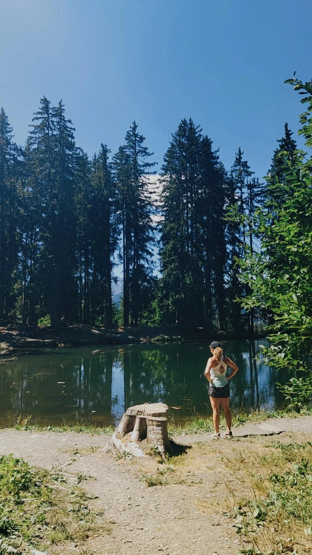 pause au bord d’un lac lors d’un séjour yoga et randonnée montagne dans les Alpes, randonnée bien être en pleine nature