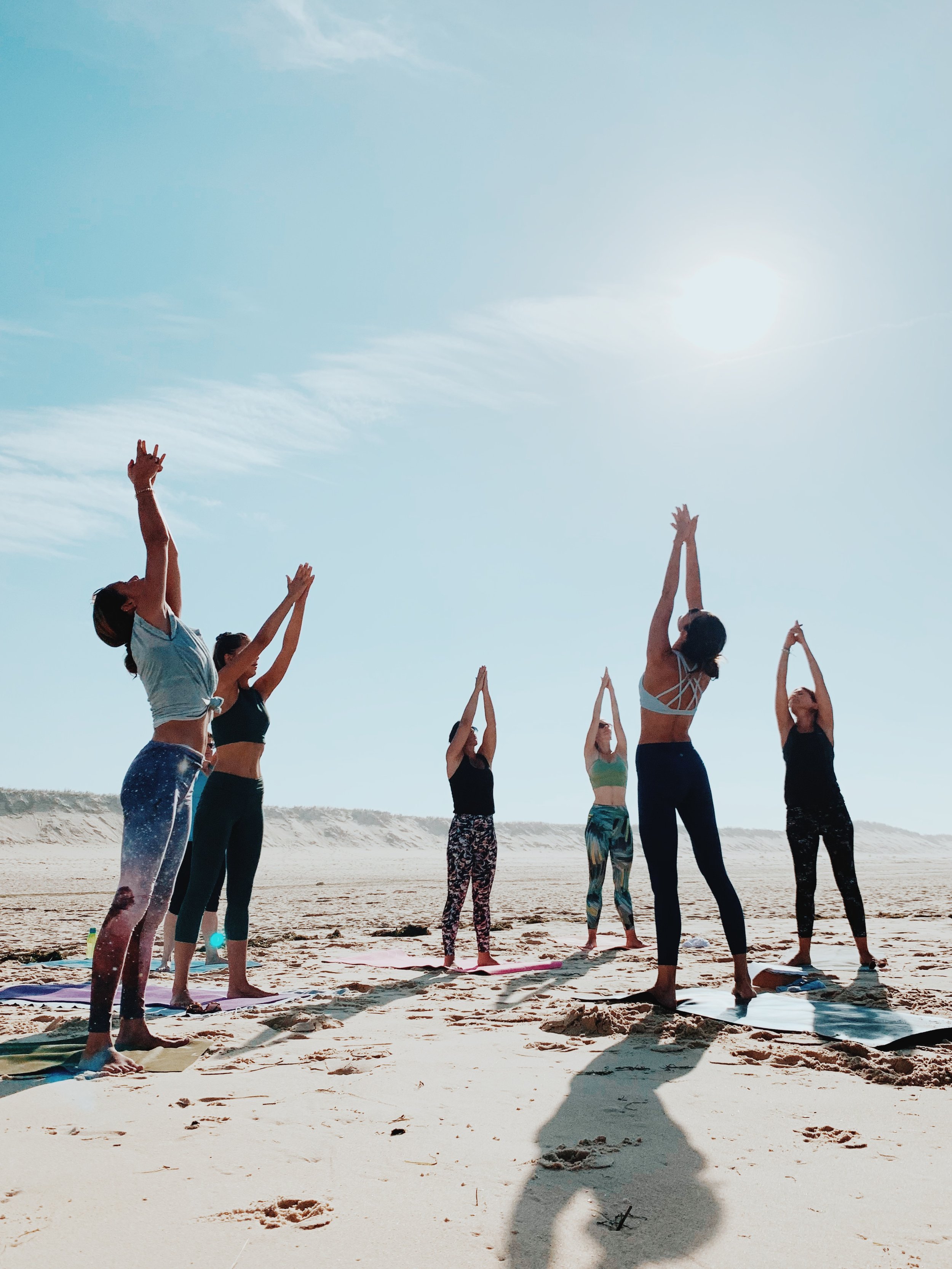 Séance de yoga matinal sur la plage, face au soleil. Une immersion dans les éléments pour explorer le souffle, le mouvement et l’espace intérieur.