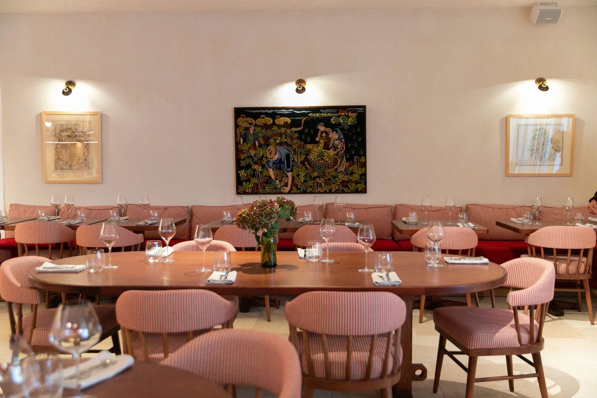 Salle de restauration de l’Hôtel Bellevigne, cadre raffiné pour les repas végétariens bio durant la retraite yoga et vin en Bourgogne