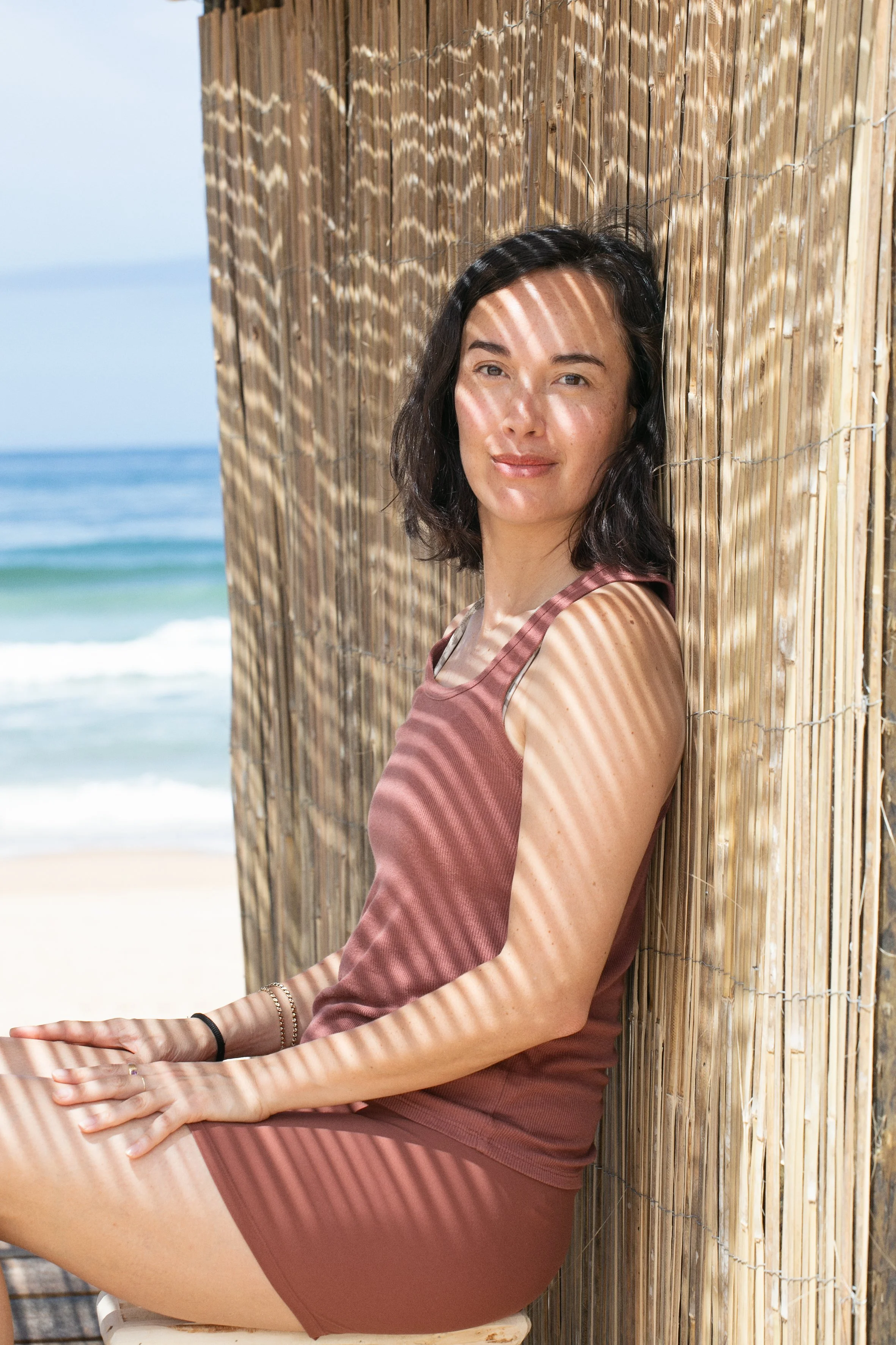 Portrait Devy près de la plage, ambiance retraite yoga bien-être Portugal