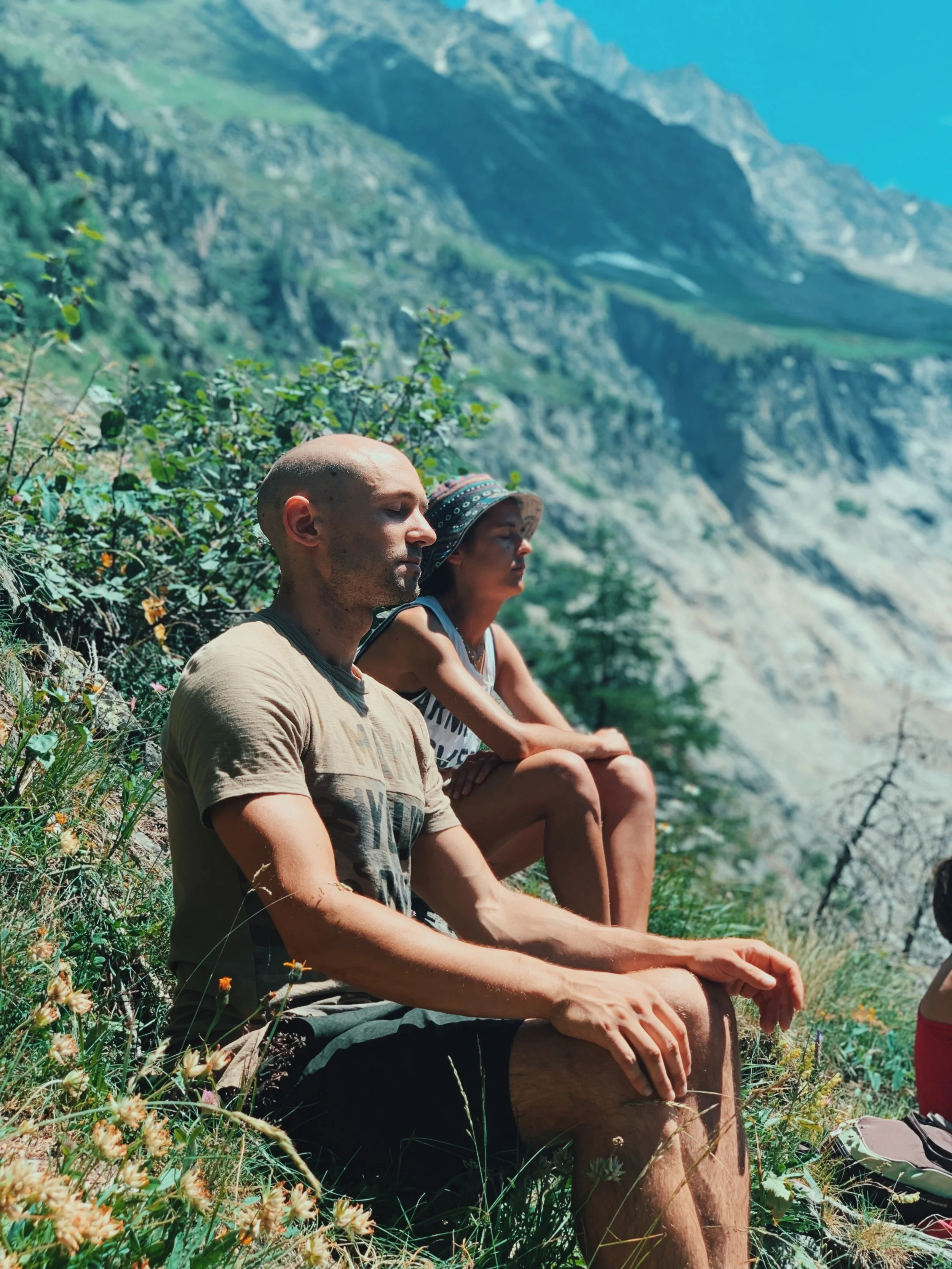 Moment de pause et de respiration pendant un séjour de randonnée yoga meditation dans les Alpes