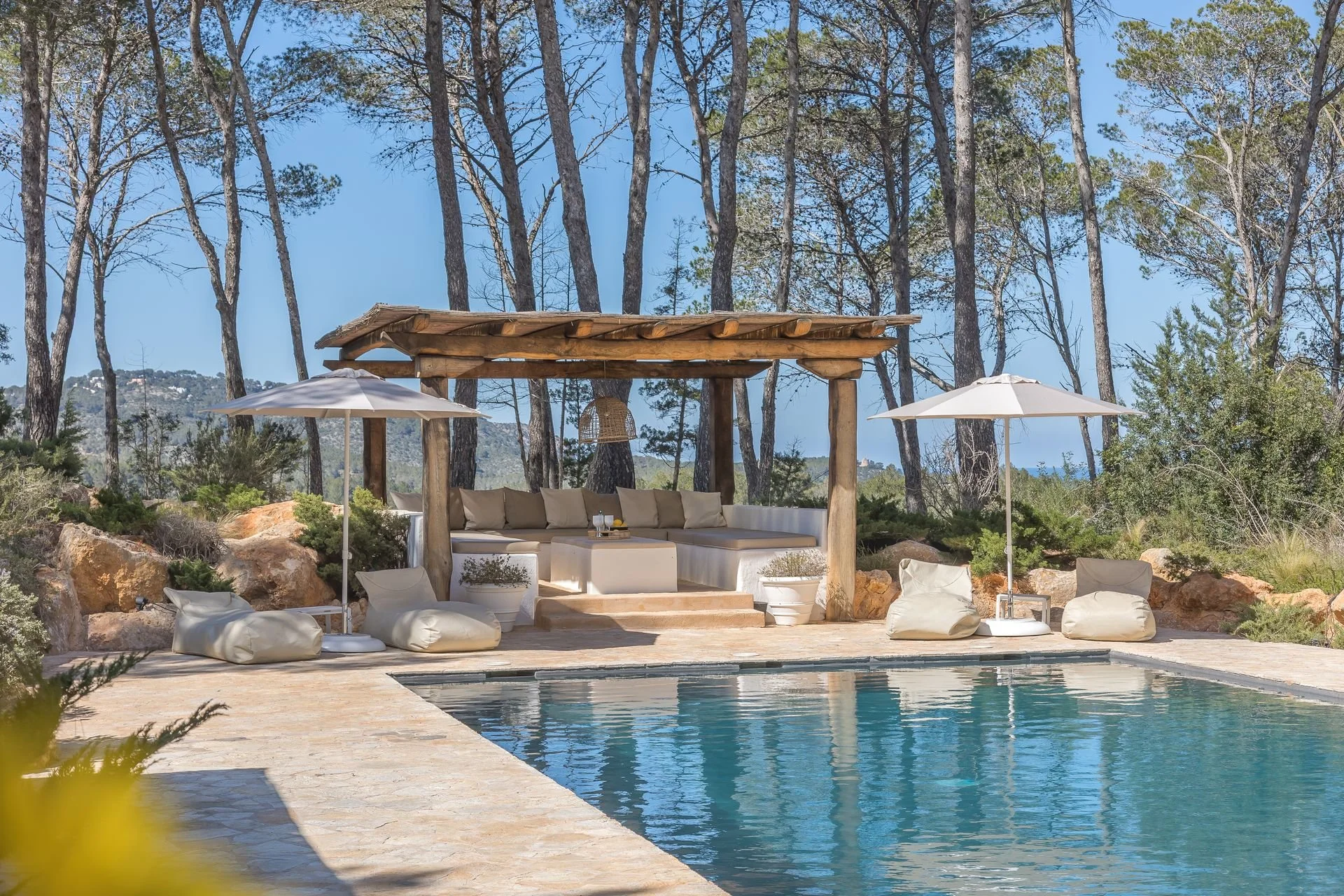 femme se relaxant au bord de la piscine pendant une retraite yoga à Ibiza organisée par le Yogascope