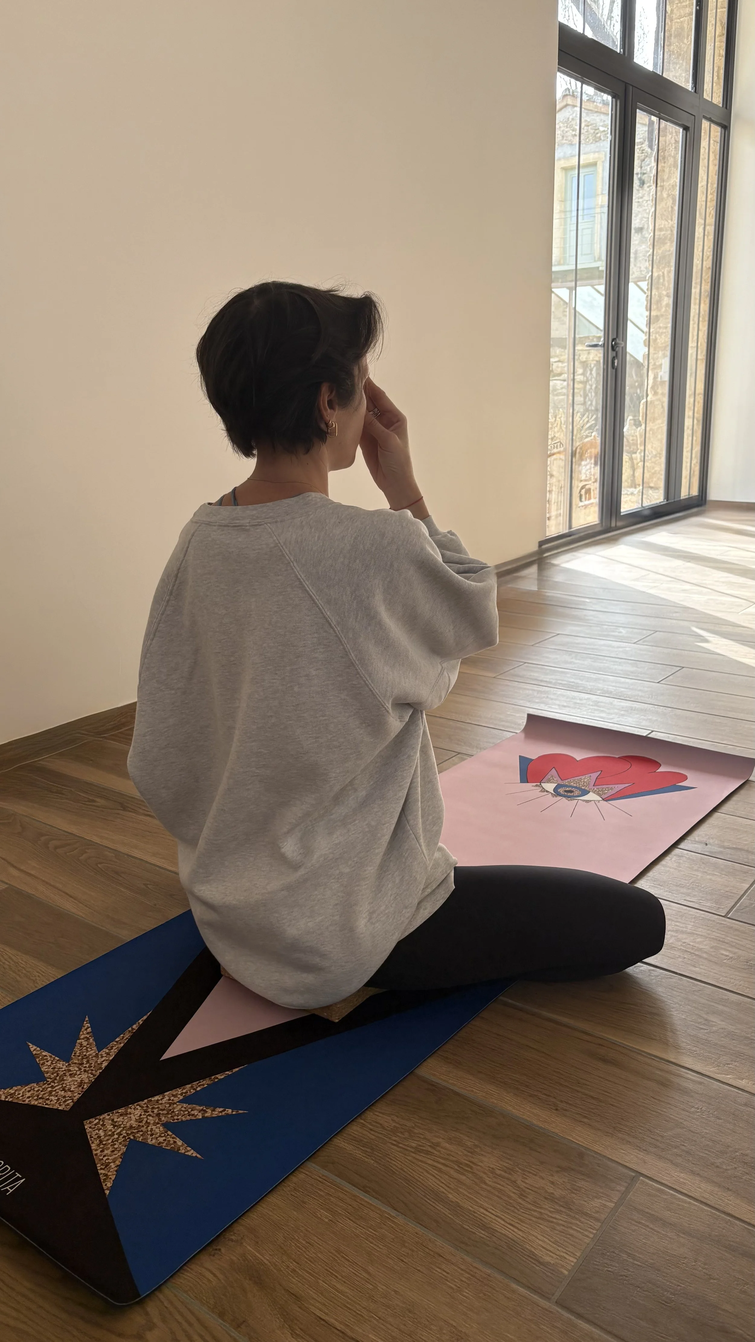 Femme en méditation lors d'une retraite yoga holistique en Bourgogne — voyage bien-être automne France