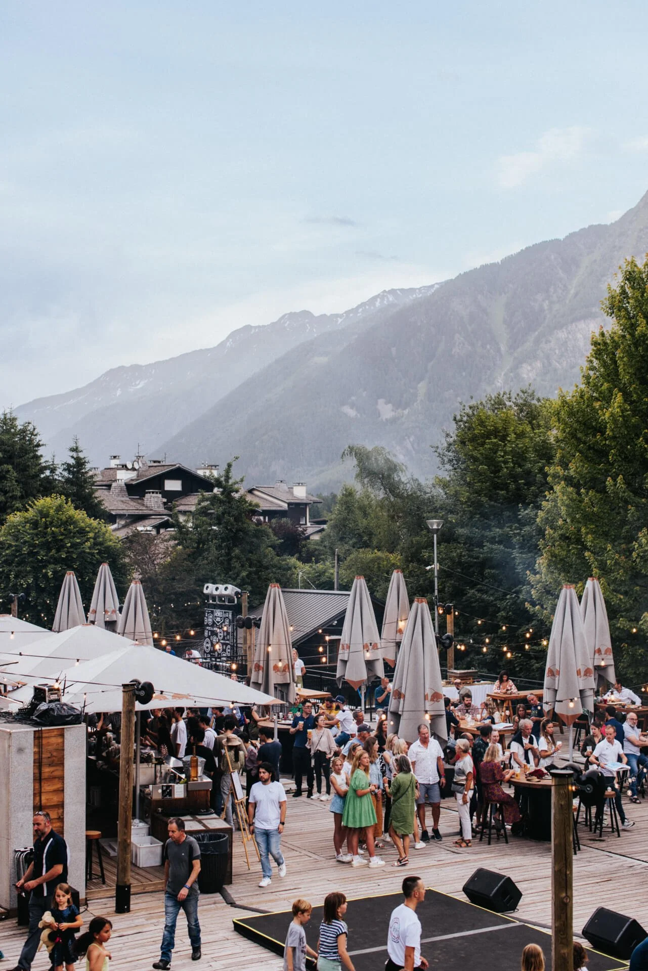 Prendre l’air sur la terrasse avec vue sur Chamonix, un instant de paix lors du séjour bien-être entre yoga et sommets.