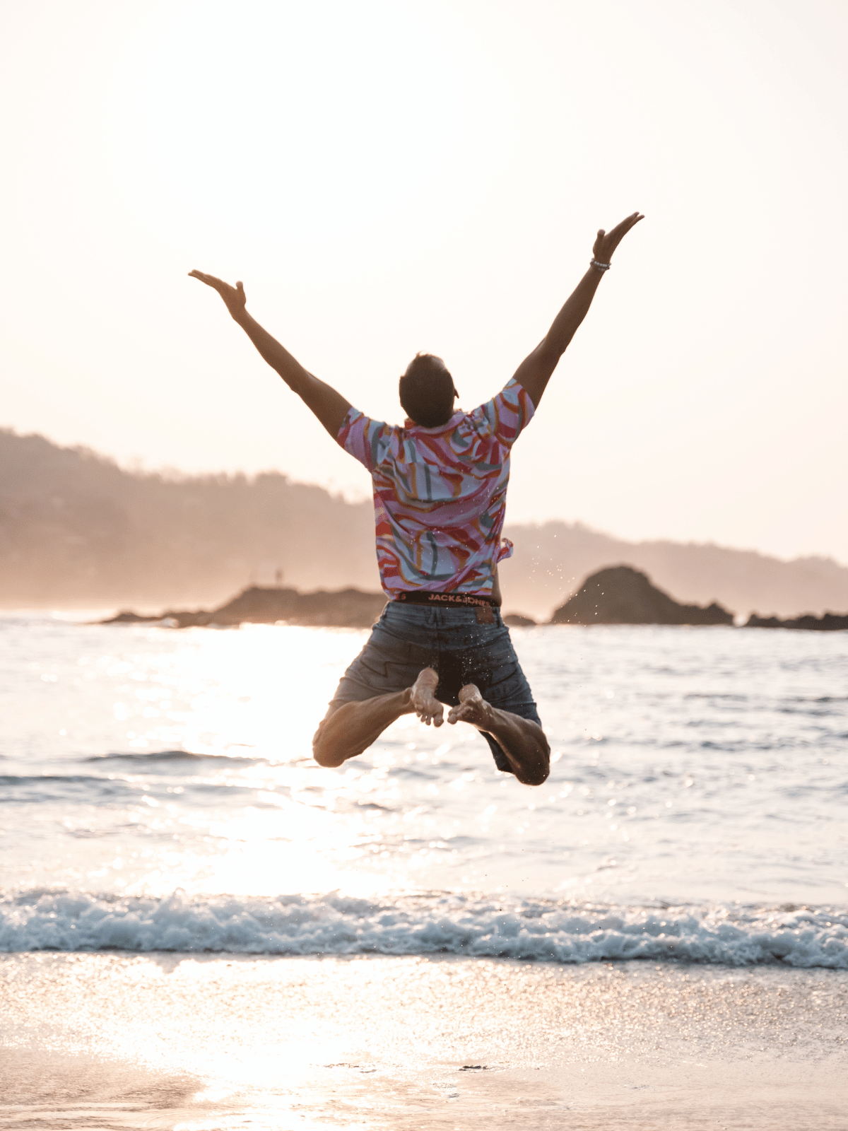 Martin Bilodeau guidant une séance de méditation lors de la retraite Shanti. Un moment de présence, de partage et d’enseignement spirituel.