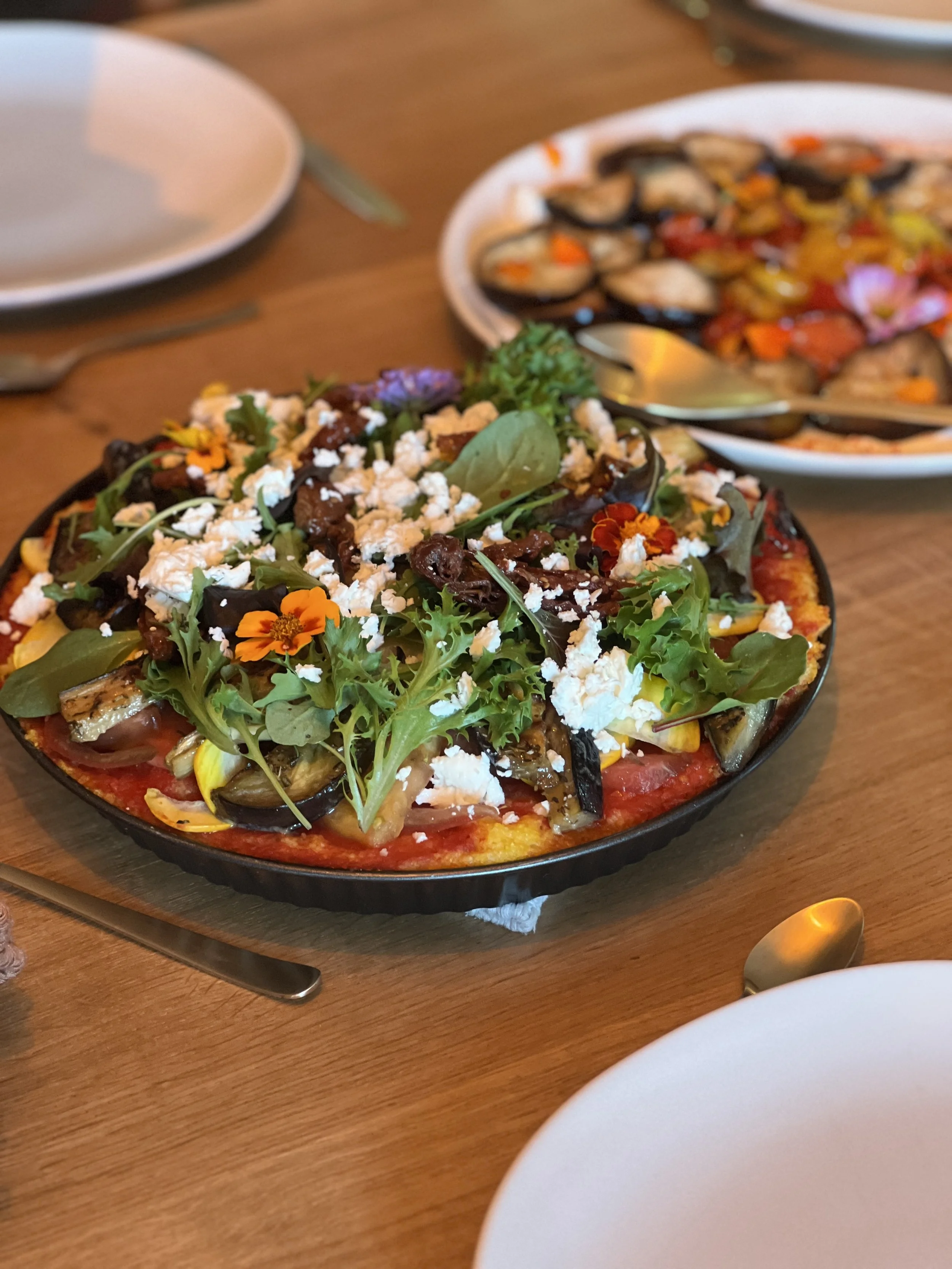 assiettes végétariennes colorées et équilibrées, préparées lors des ateliers de cuisine méditerranéenne de la retraite yoga et nutrition