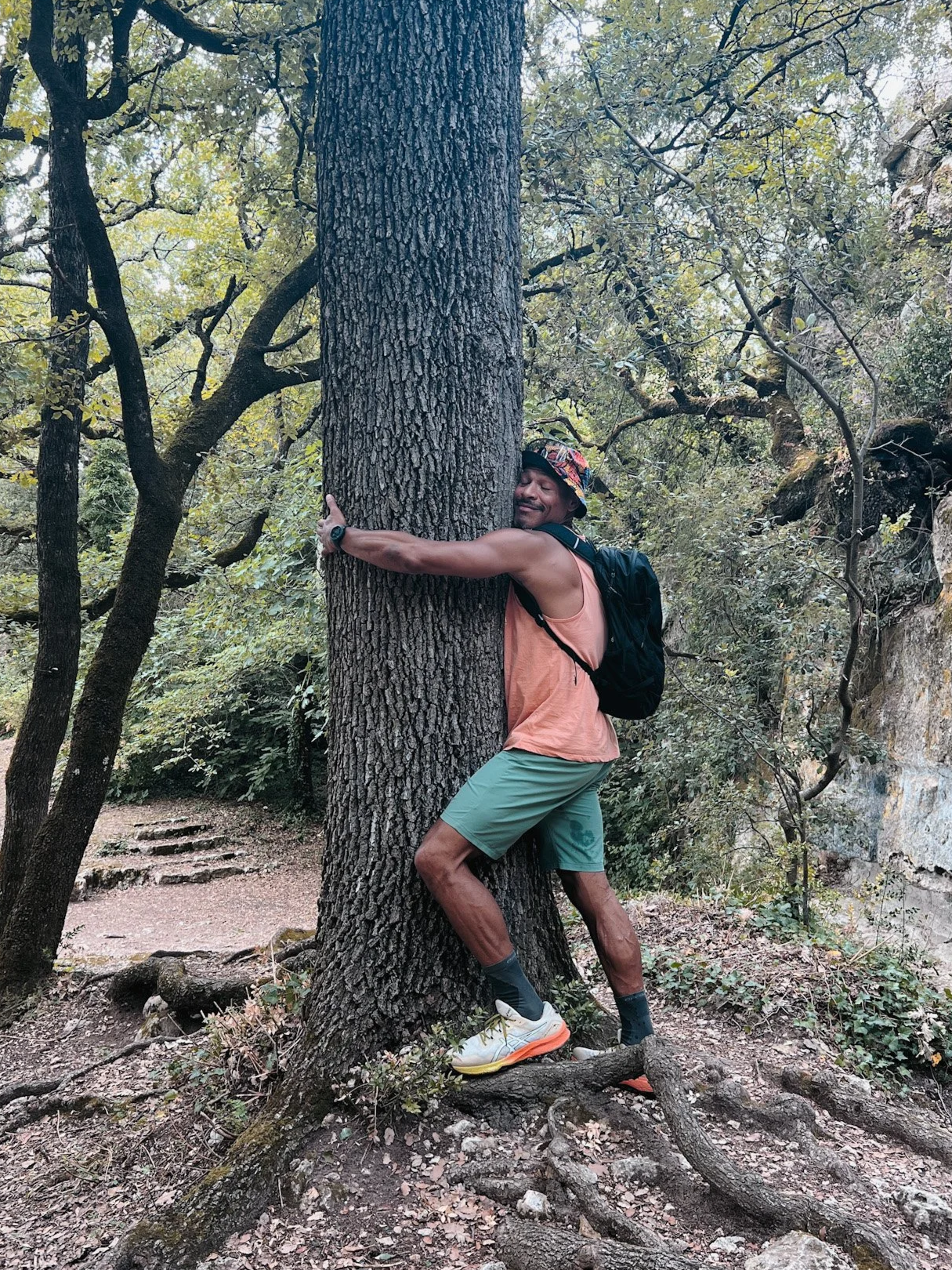 Randonnée en forêt dans les Alpes lors de voyages randonnées célibataires au cœur de la nature.