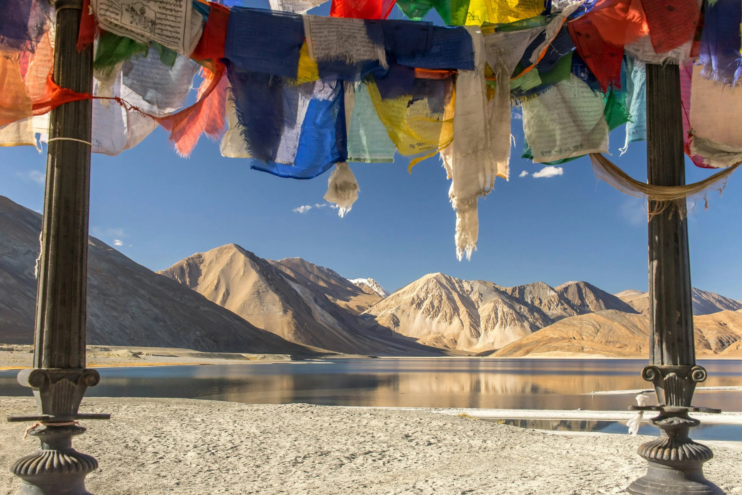 Lac et drapeaux de prière au Ladakh – Harmonie spirituelle
