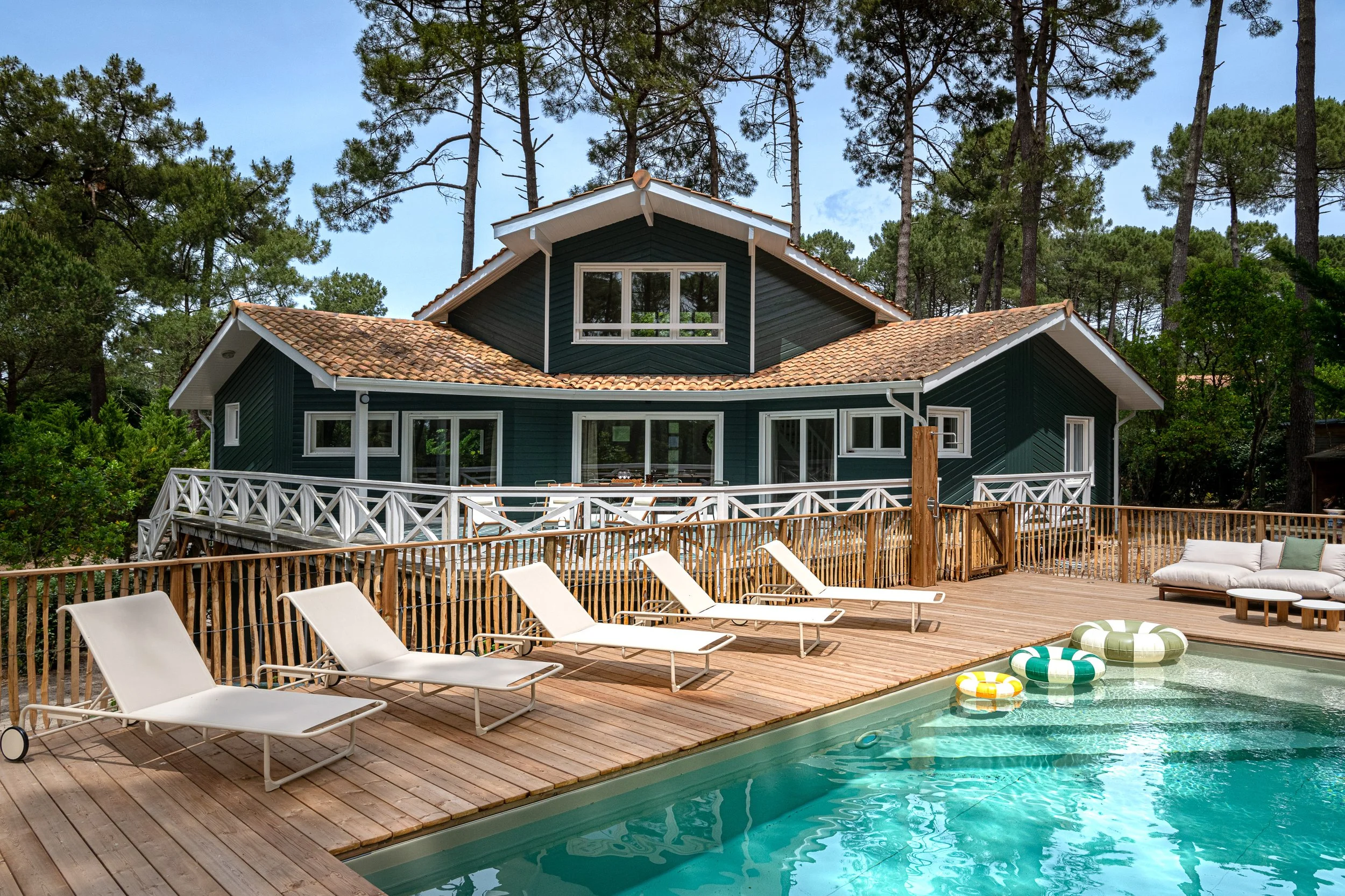 Maison de standing avec piscine et terrasse ombragée au cœur de la forêt de Lacanau, lieu de retraite bien-être yoga & surf été 2026.